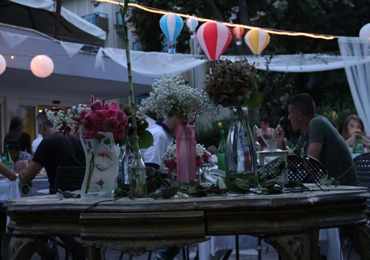 Restaurant/places to eat in Hotel Corona