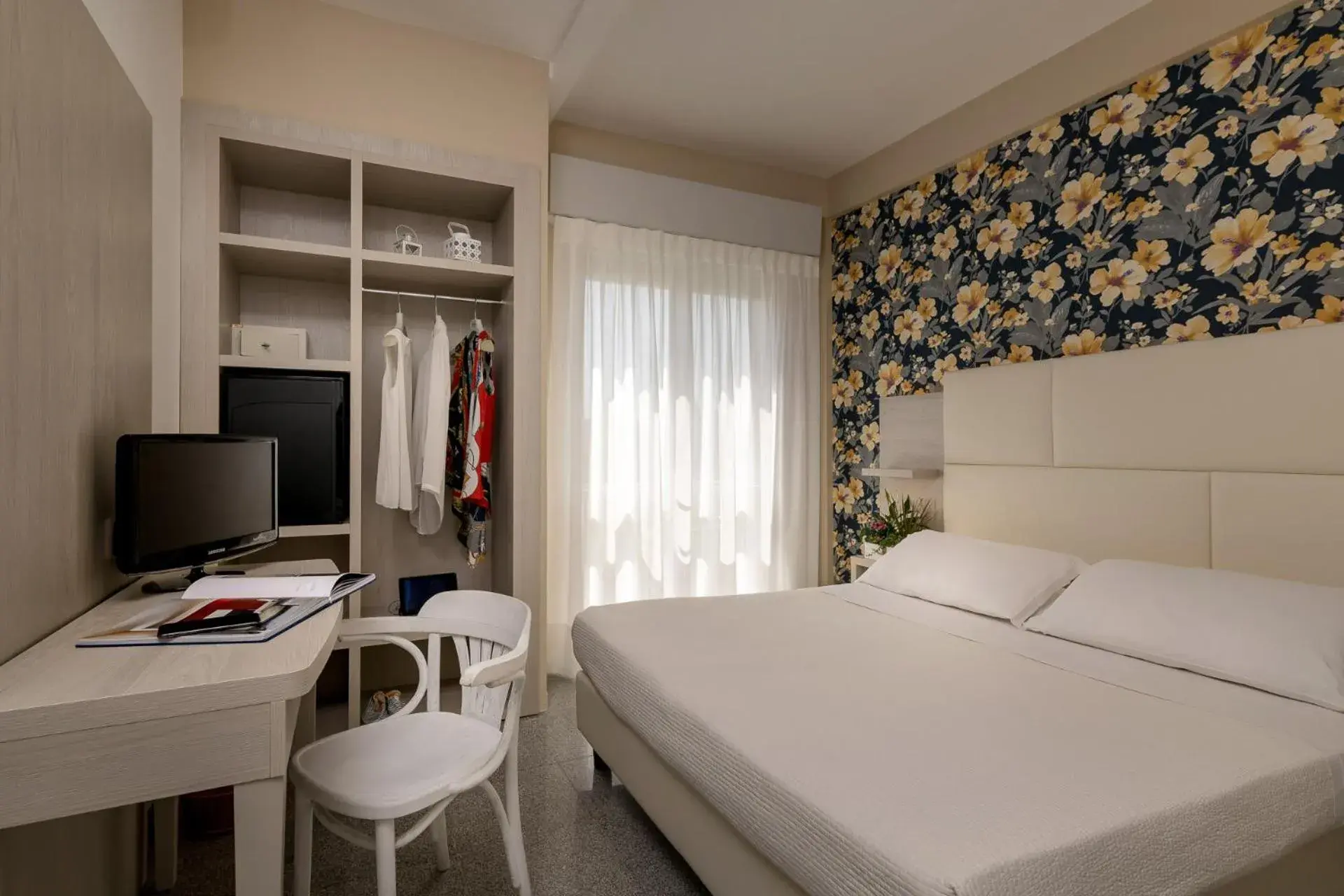 Standard Double or Twin Room in Hotel Corona Standard Double or Twin Room in Hotel Corona