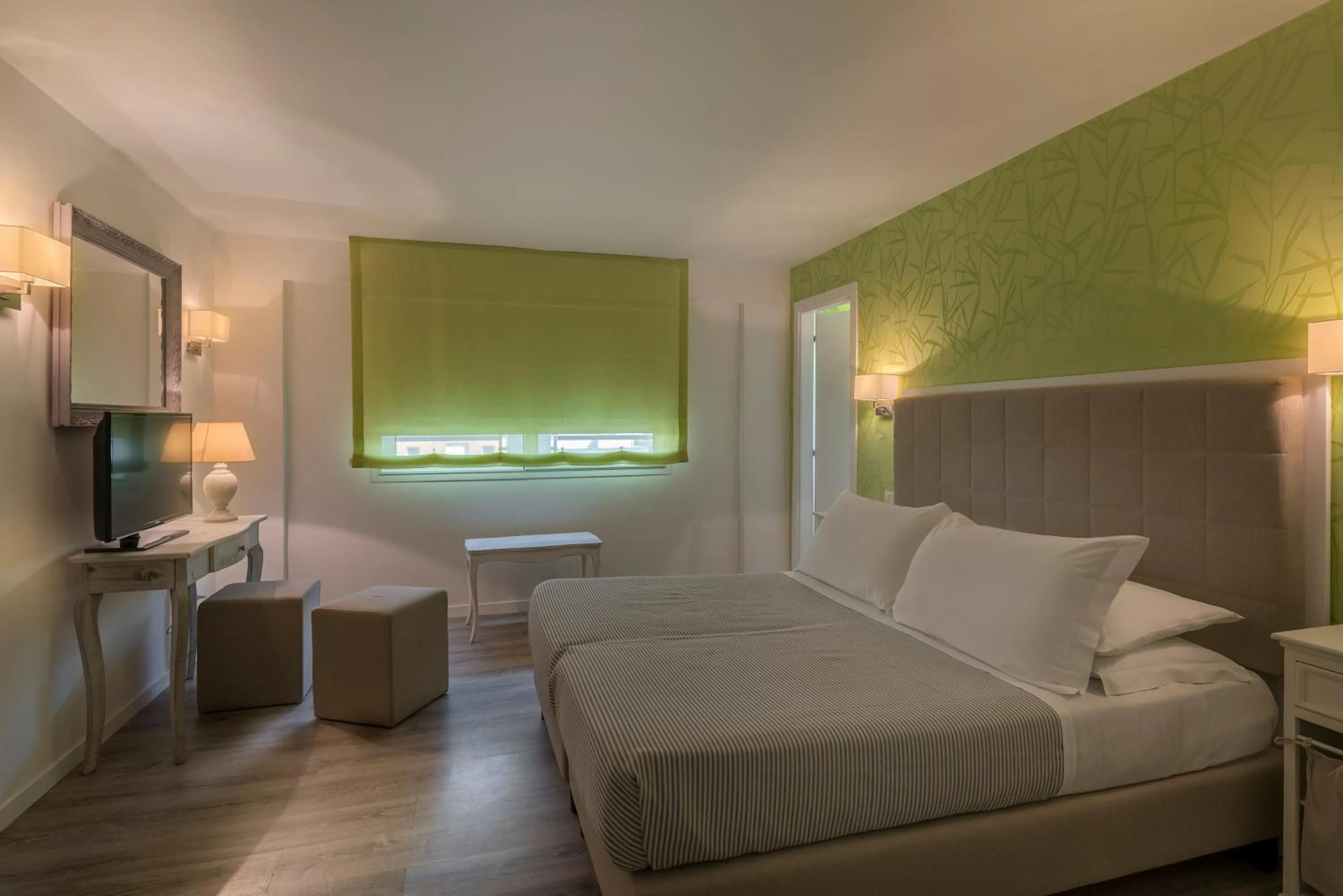 Photo of the whole room in Hotel Corona