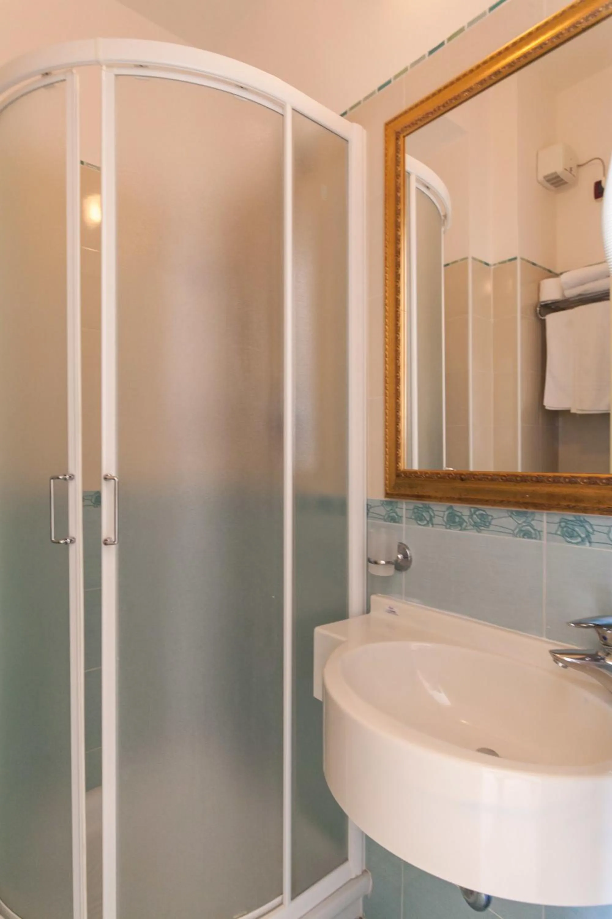 Shower in Hotel Teti