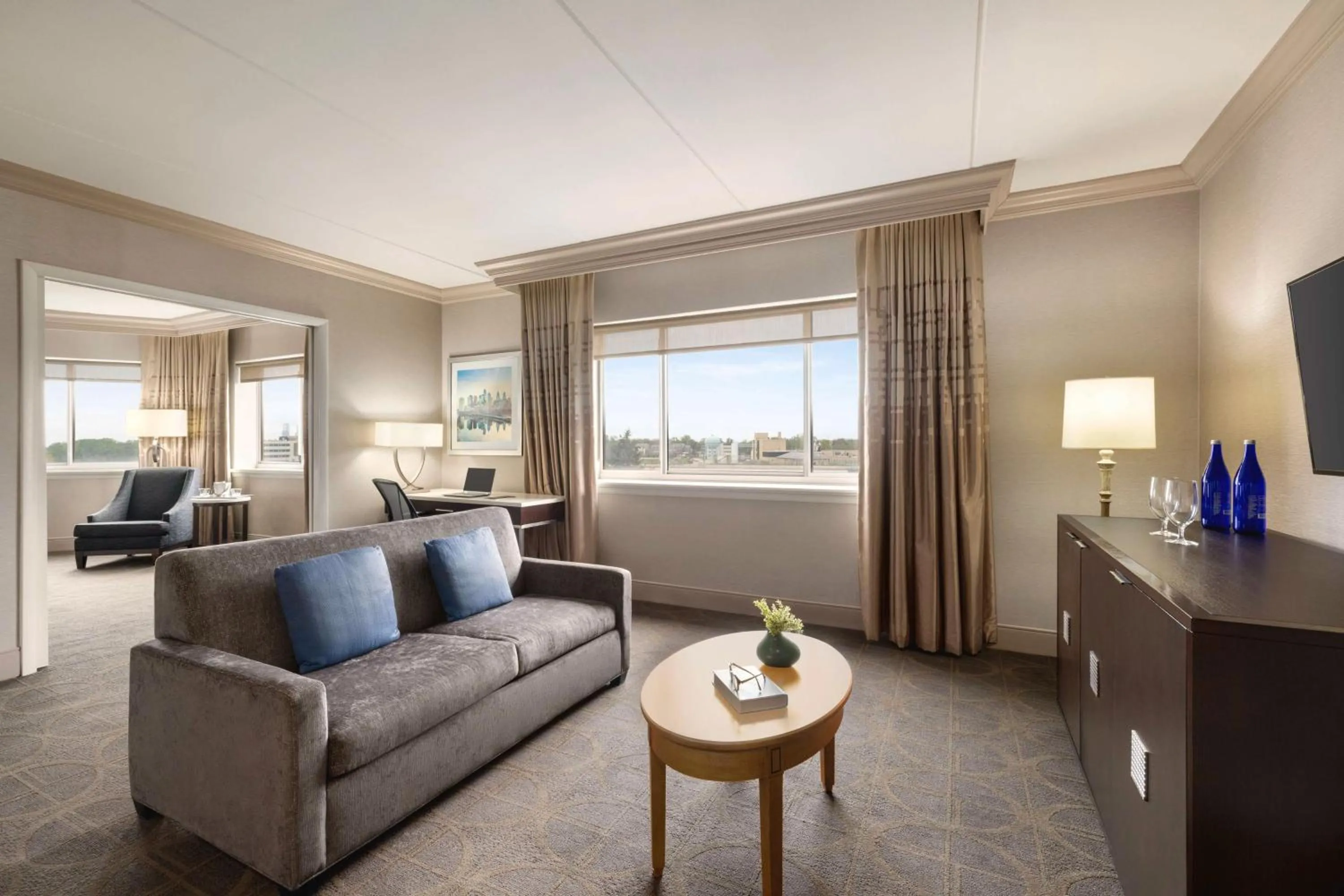 Living room in Hilton Philadelphia City Avenue