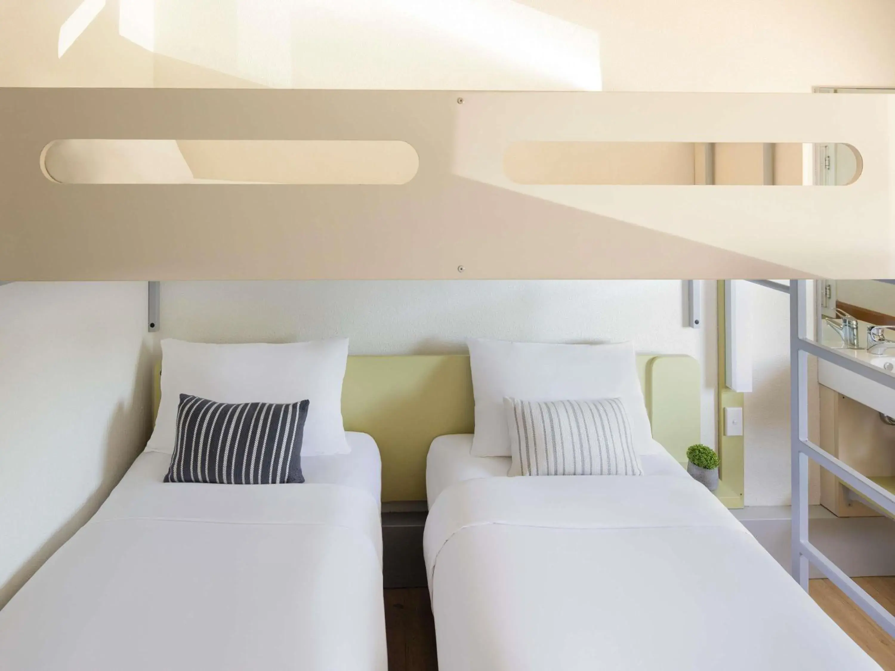 Standard Twin Room with a Bunk Bed in ibis Budget - Newcastle Standard Twin Room with a Bunk Bed in ibis Budget - Newcastle