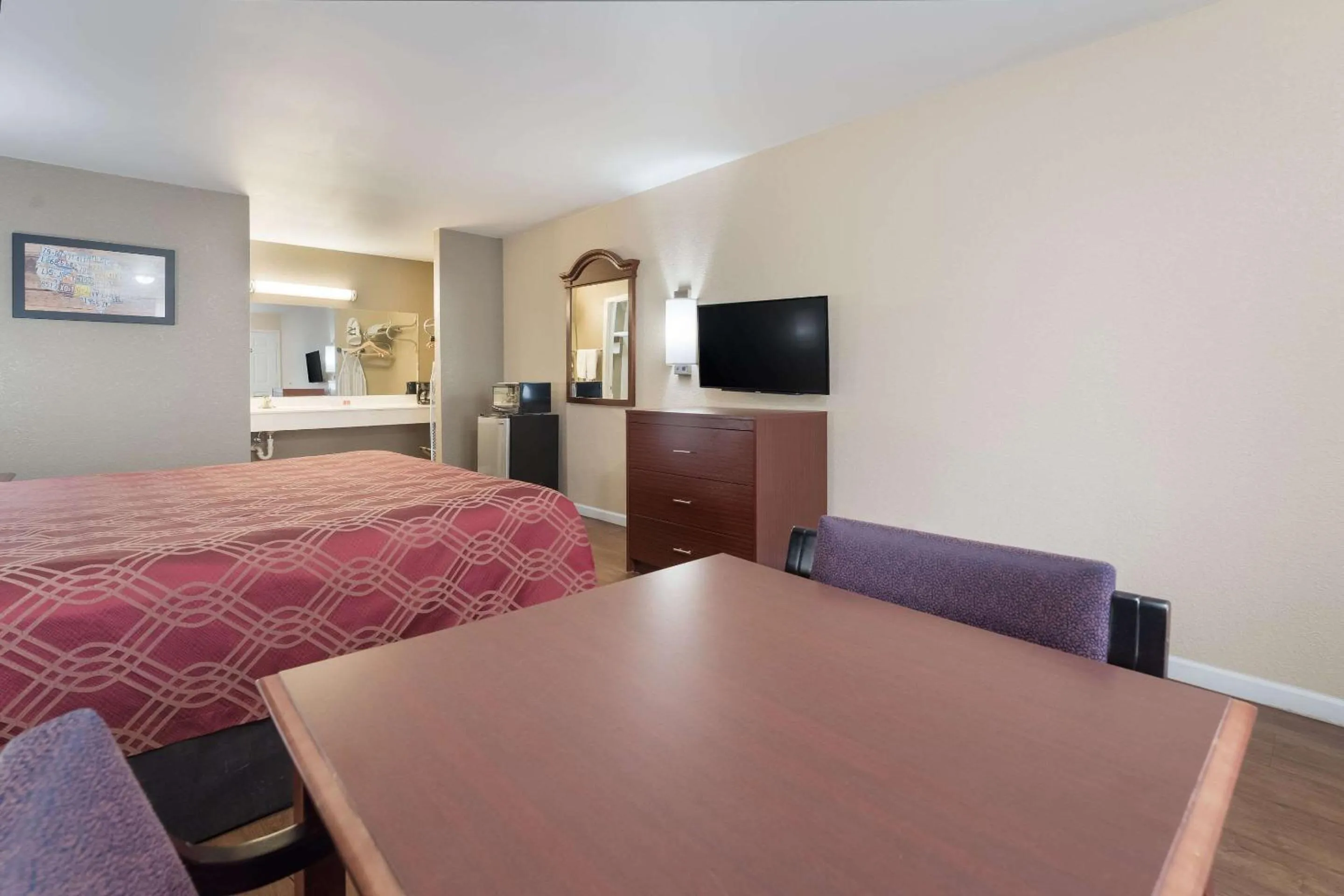 Bedroom, Bed in Econo Lodge Thomaston