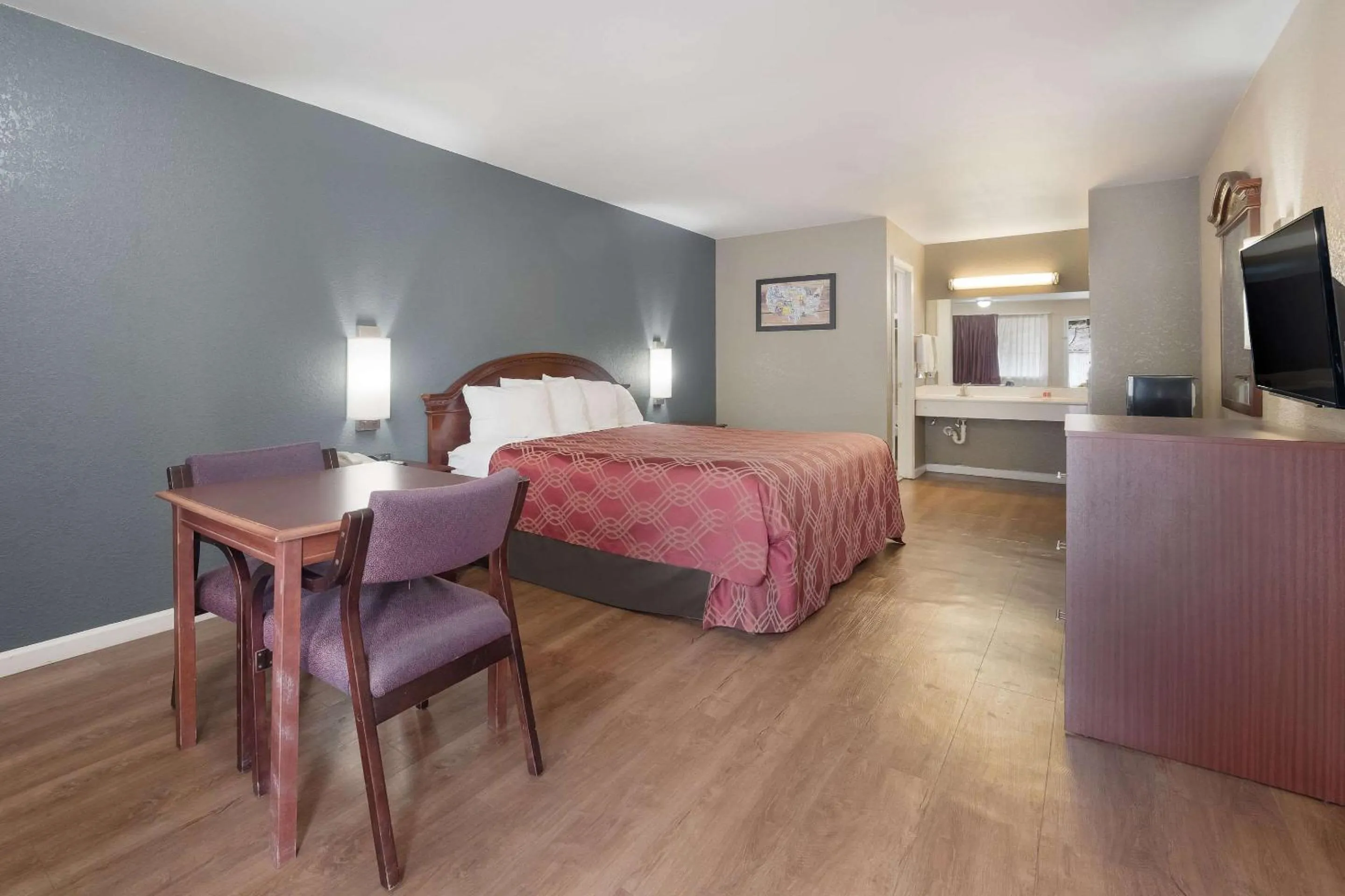 Bedroom, Bed in Econo Lodge Thomaston