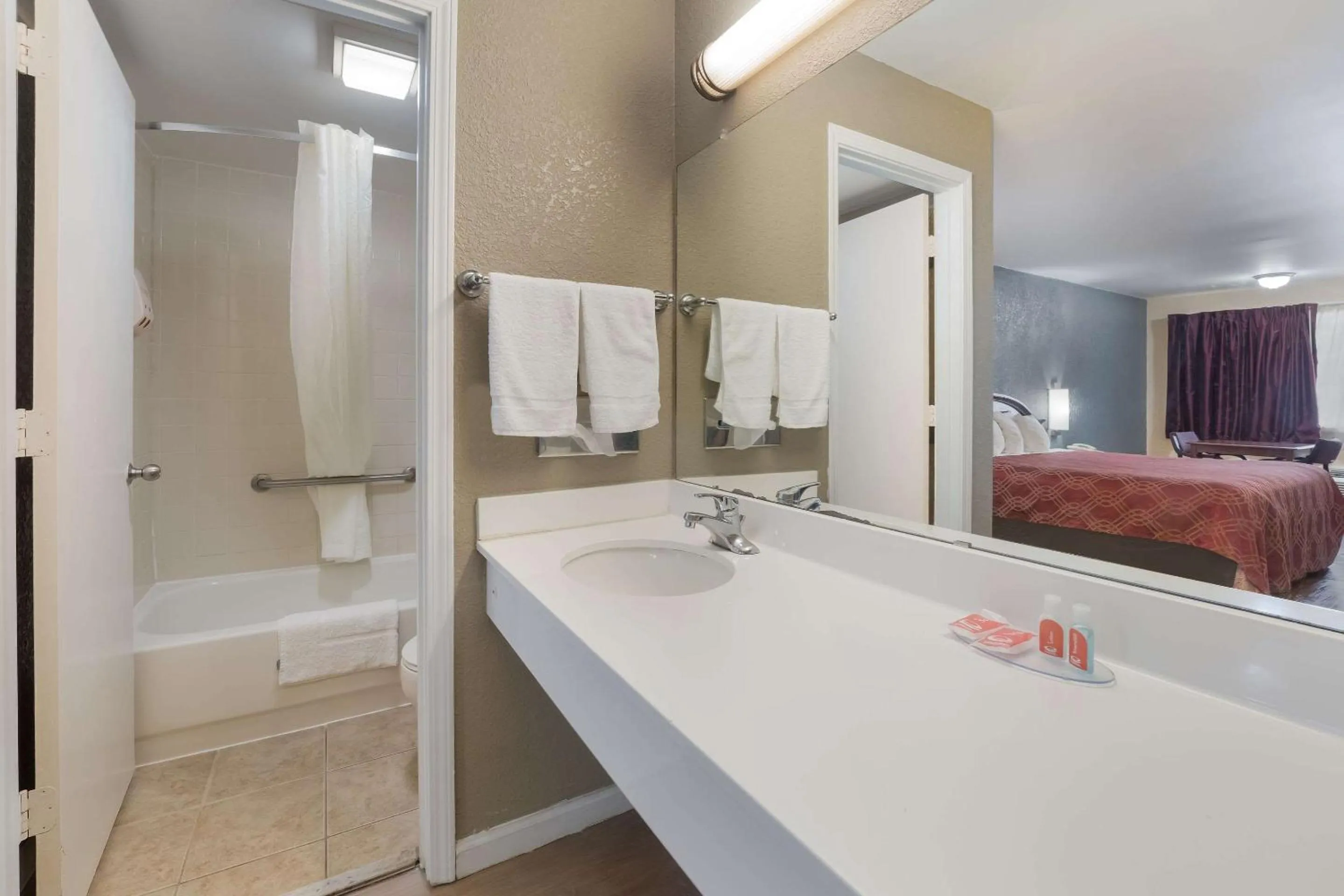 Bathroom, Bed in Econo Lodge Thomaston