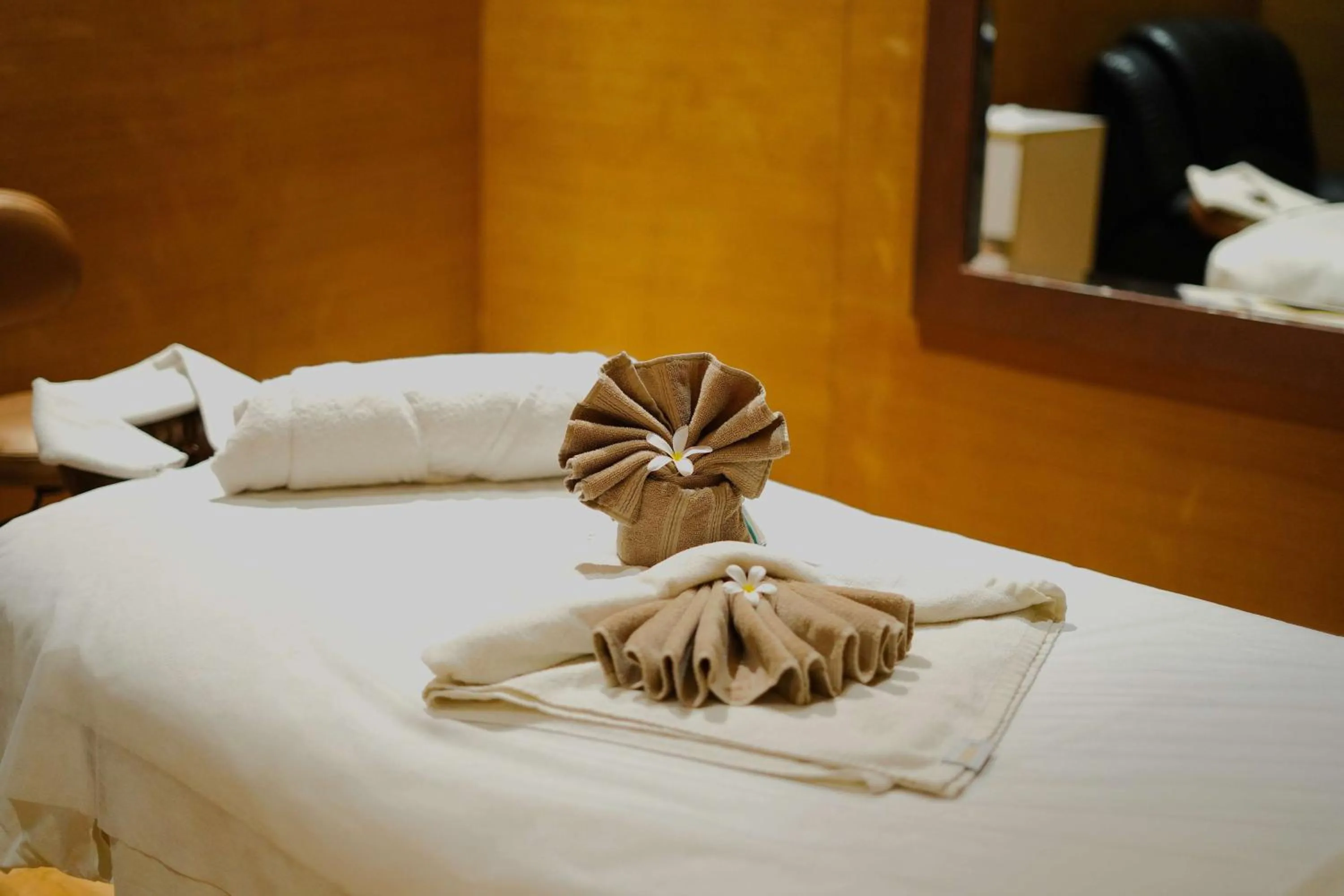Spa and wellness centre/facilities, Bed in Radisson Blu Hotel New Delhi Paschim Vihar