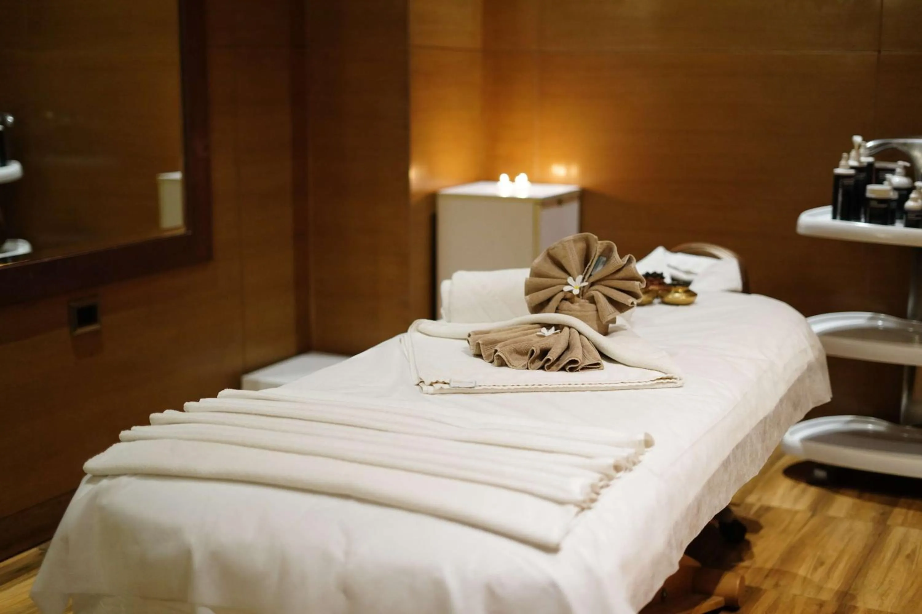 Spa and wellness centre/facilities, Bed in Radisson Blu Hotel New Delhi Paschim Vihar