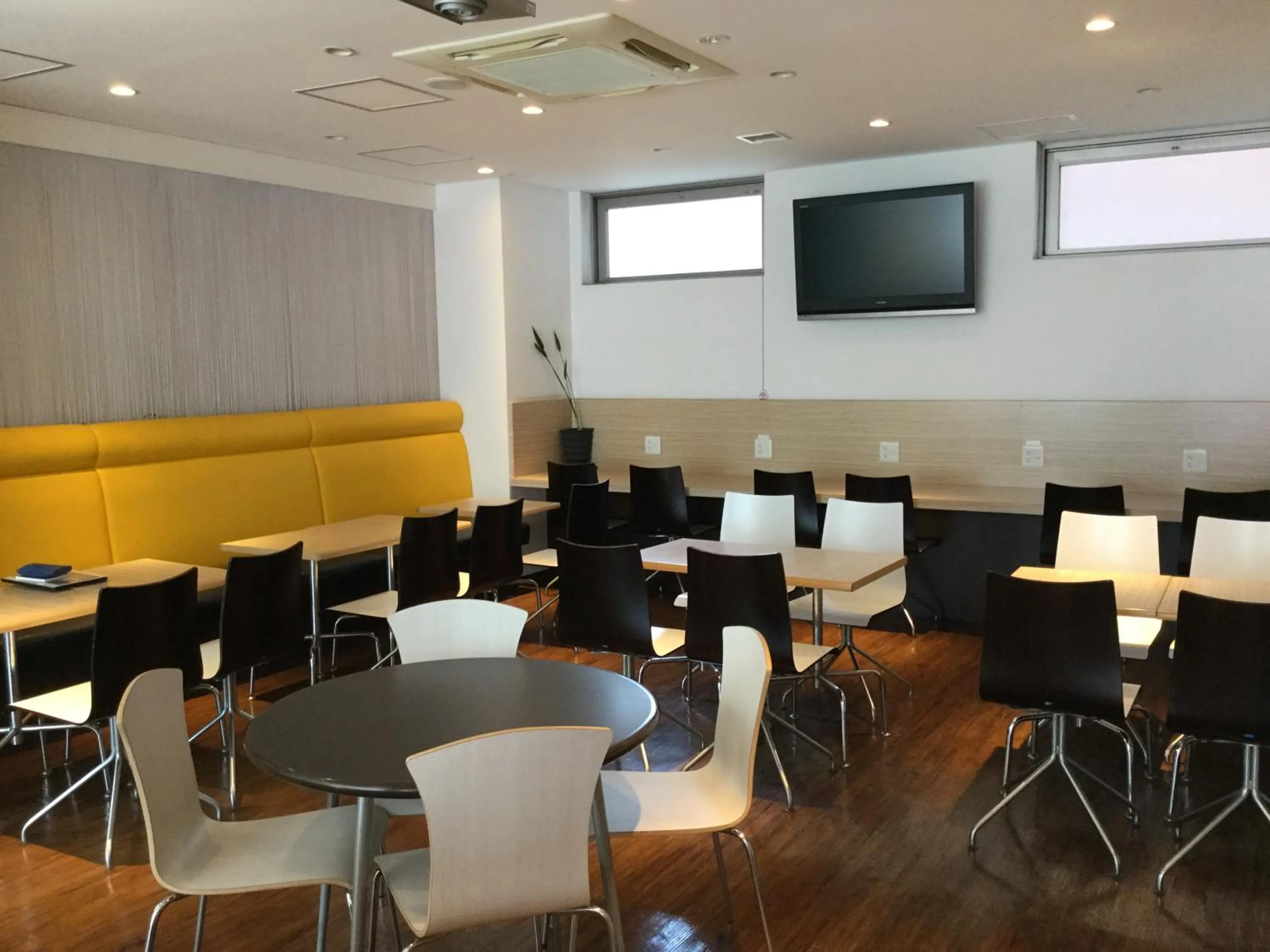 Communal lounge/ TV room in Hotel 1-2-3 Takasaki