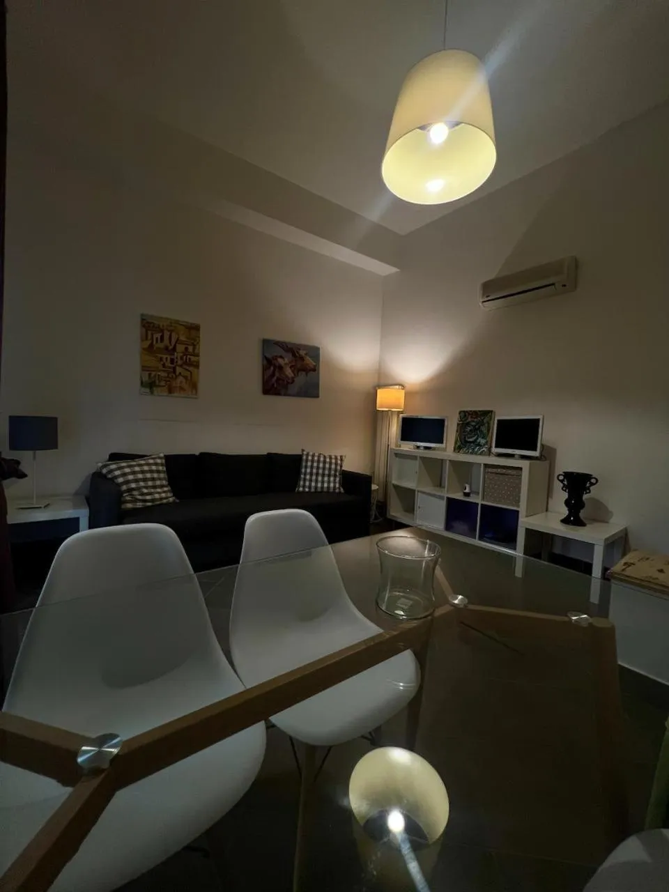 Photo of the whole room in PortAtenea - Atenea Collection