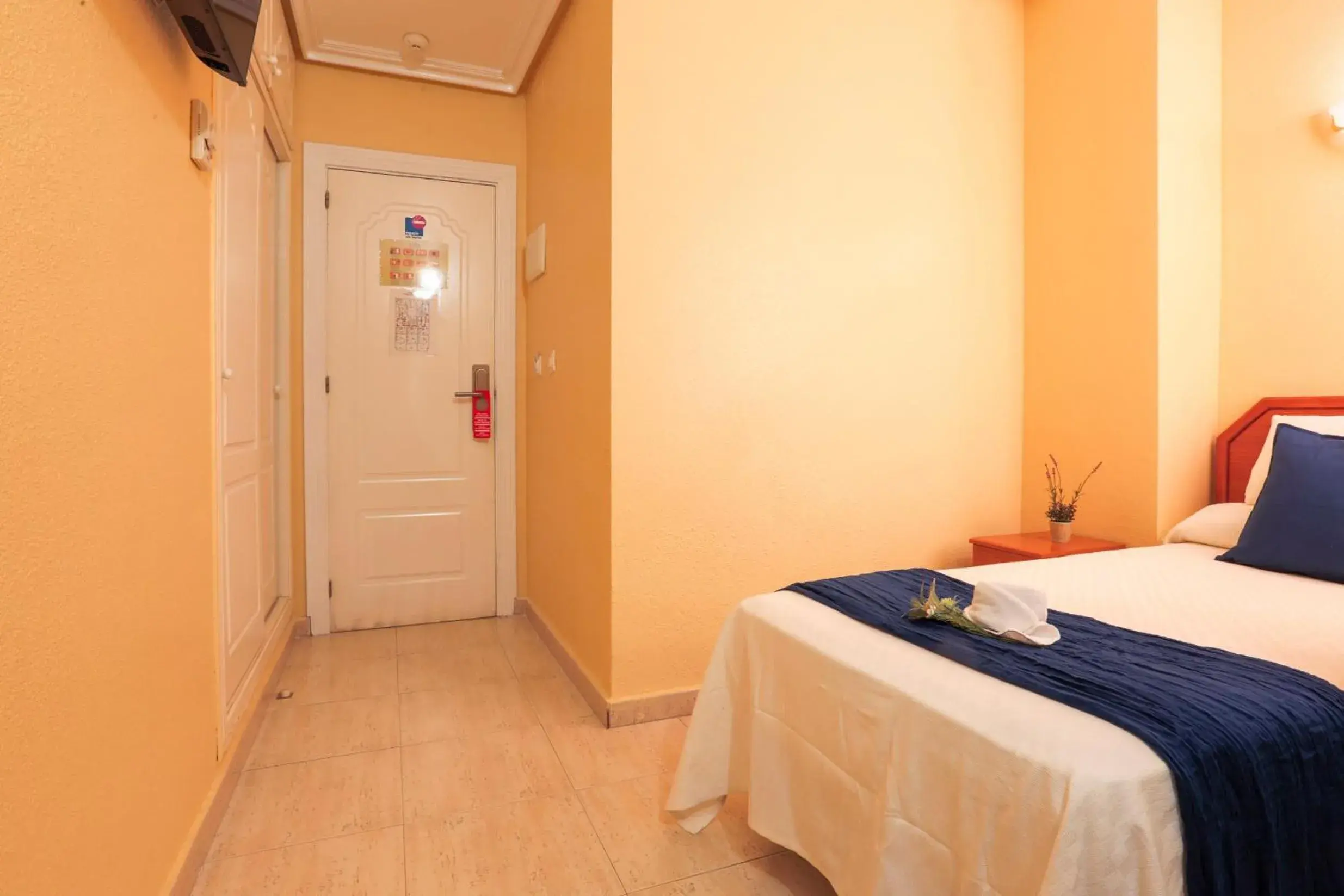 Single Room in Hotel Tuto Single Room in Hotel Tuto