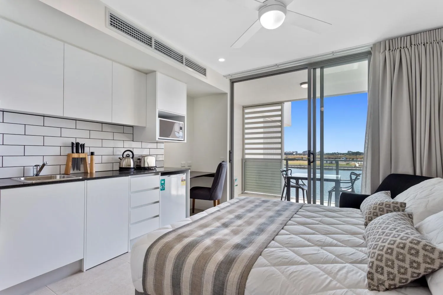 Kitchen or kitchenette, Bed in North Shore Oceanside Kawana