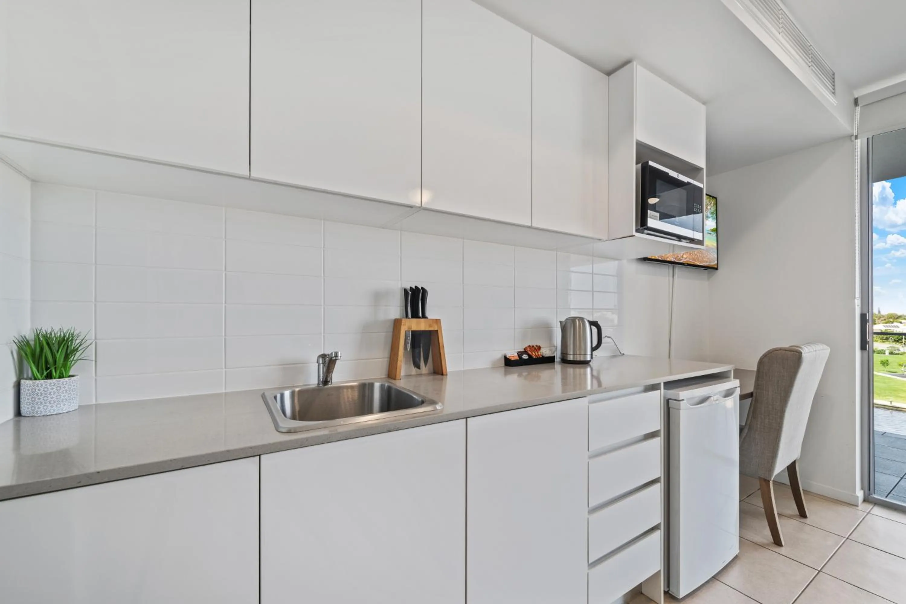 Kitchen or kitchenette in North Shore Oceanside Kawana