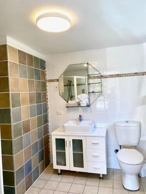 Toilet in Huskisson Beach Escape