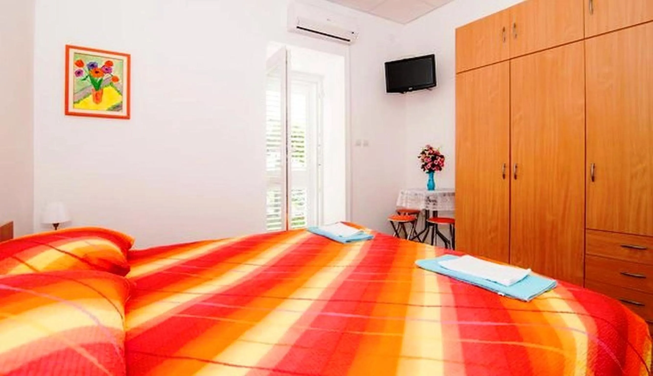 Photo of the whole room, Bed in Sea of Eden