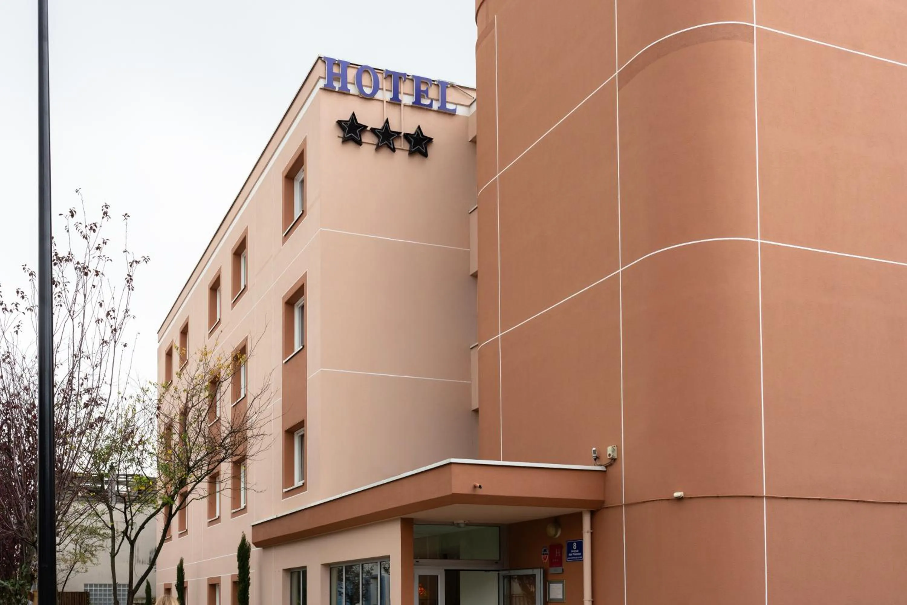 Facade/entrance in Hôtel Alliance - Proche Paris