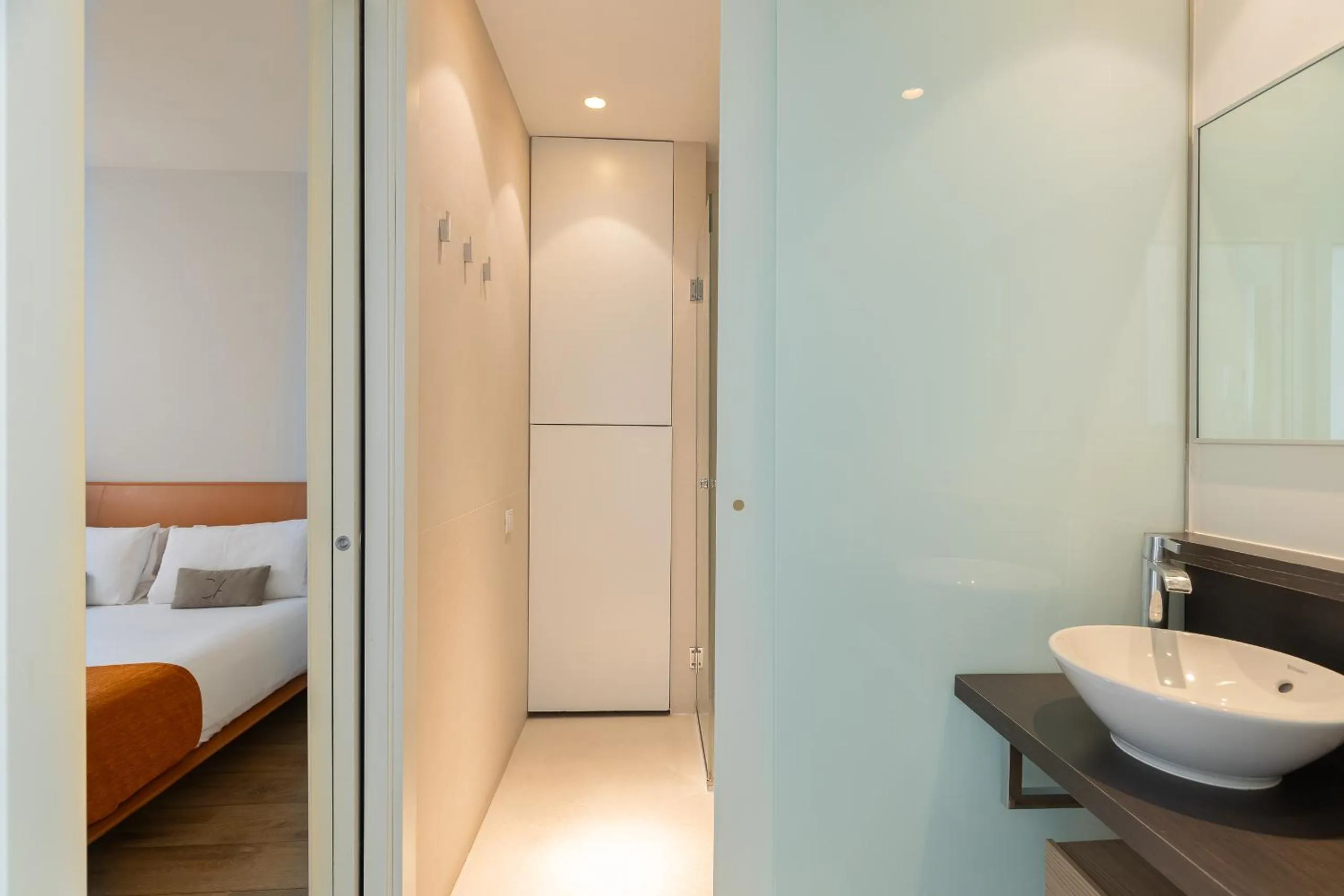 Bathroom, Bed in Cosmo Apartments Passeig de Gràcia