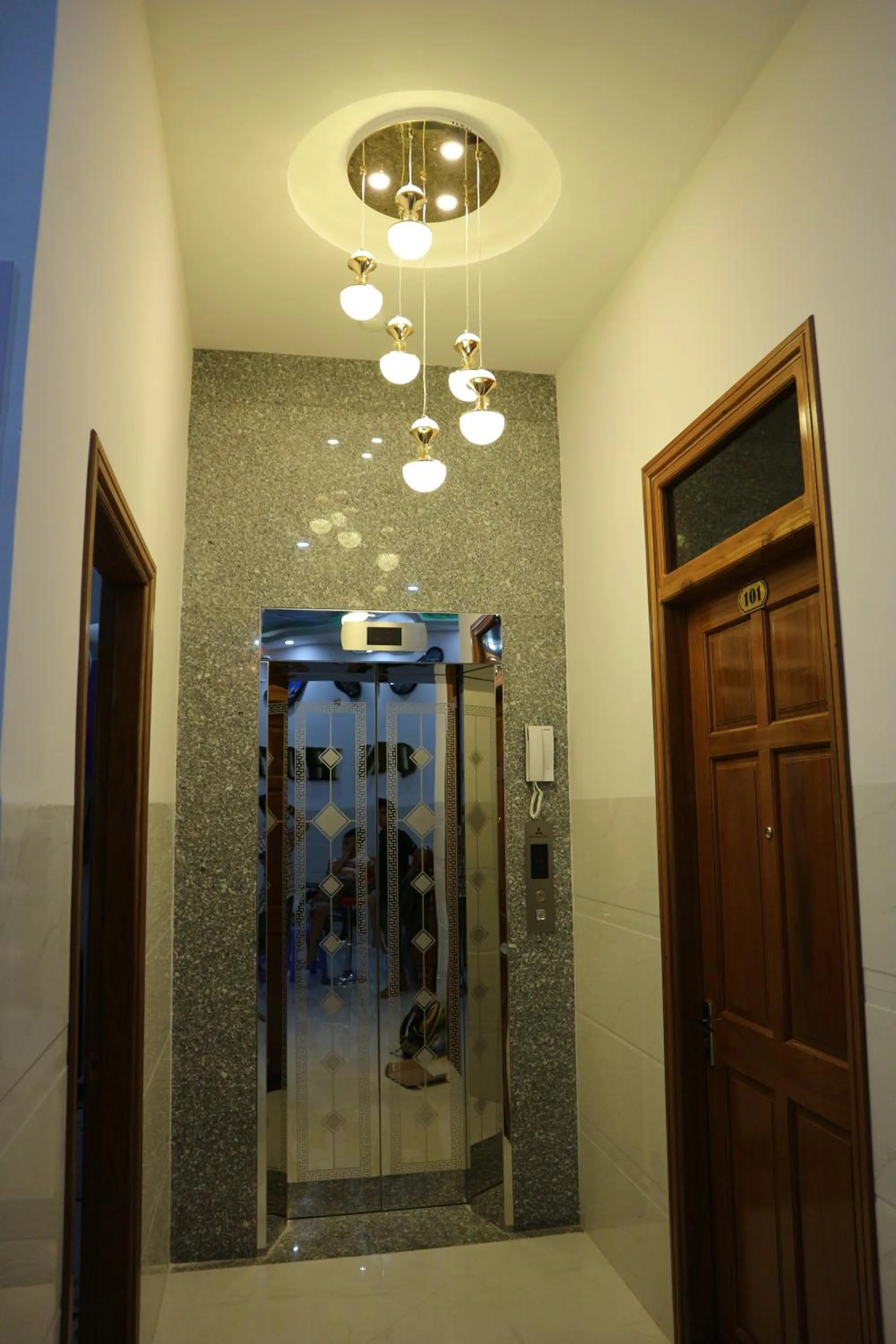 Facade/entrance in Anh Quân Hotel