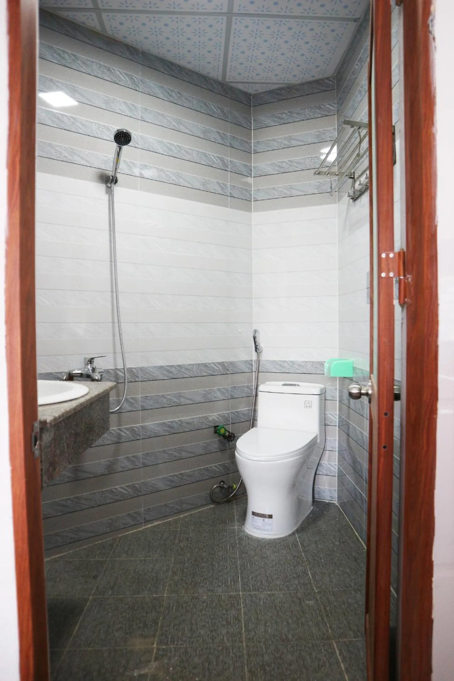 Shower in Anh Quân Hotel