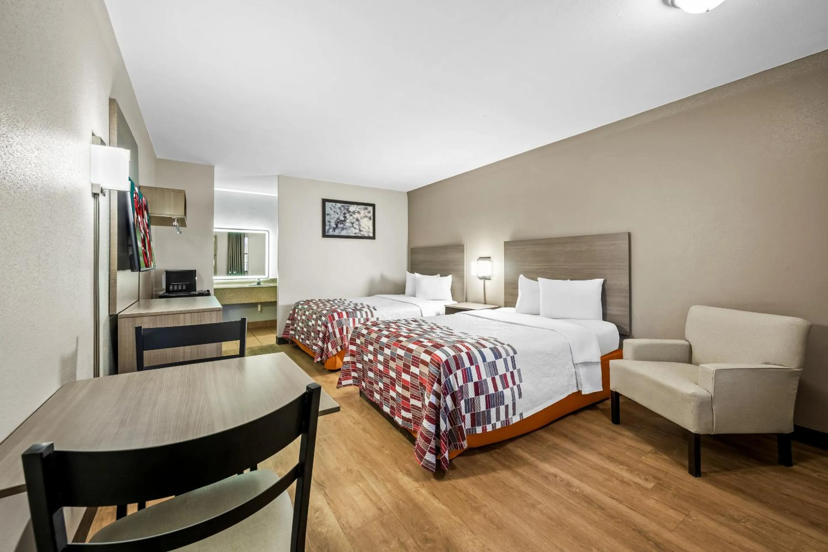 Photo of the whole room, Bed in Red Roof Inn College Station