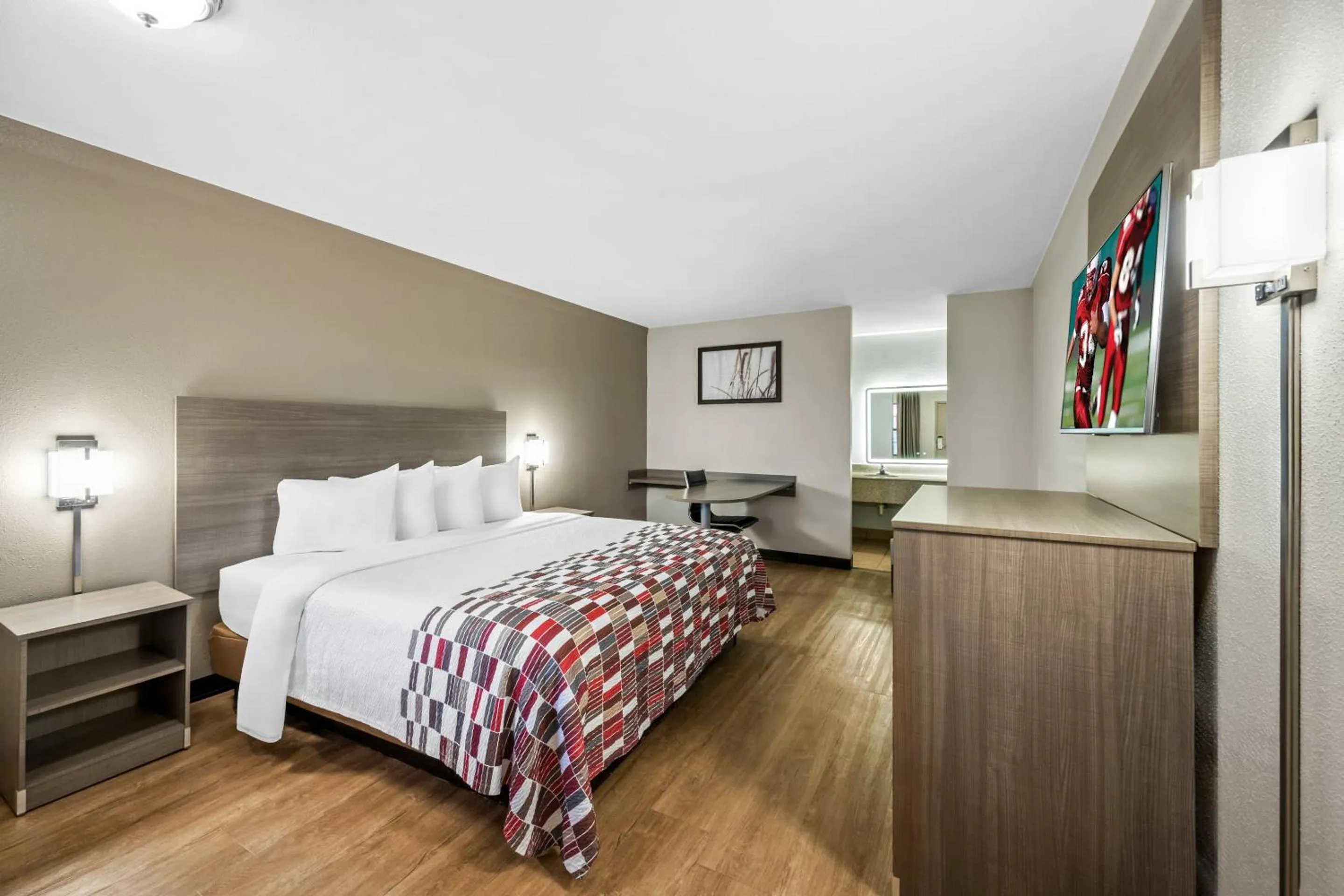 Photo of the whole room, Bed in Red Roof Inn College Station