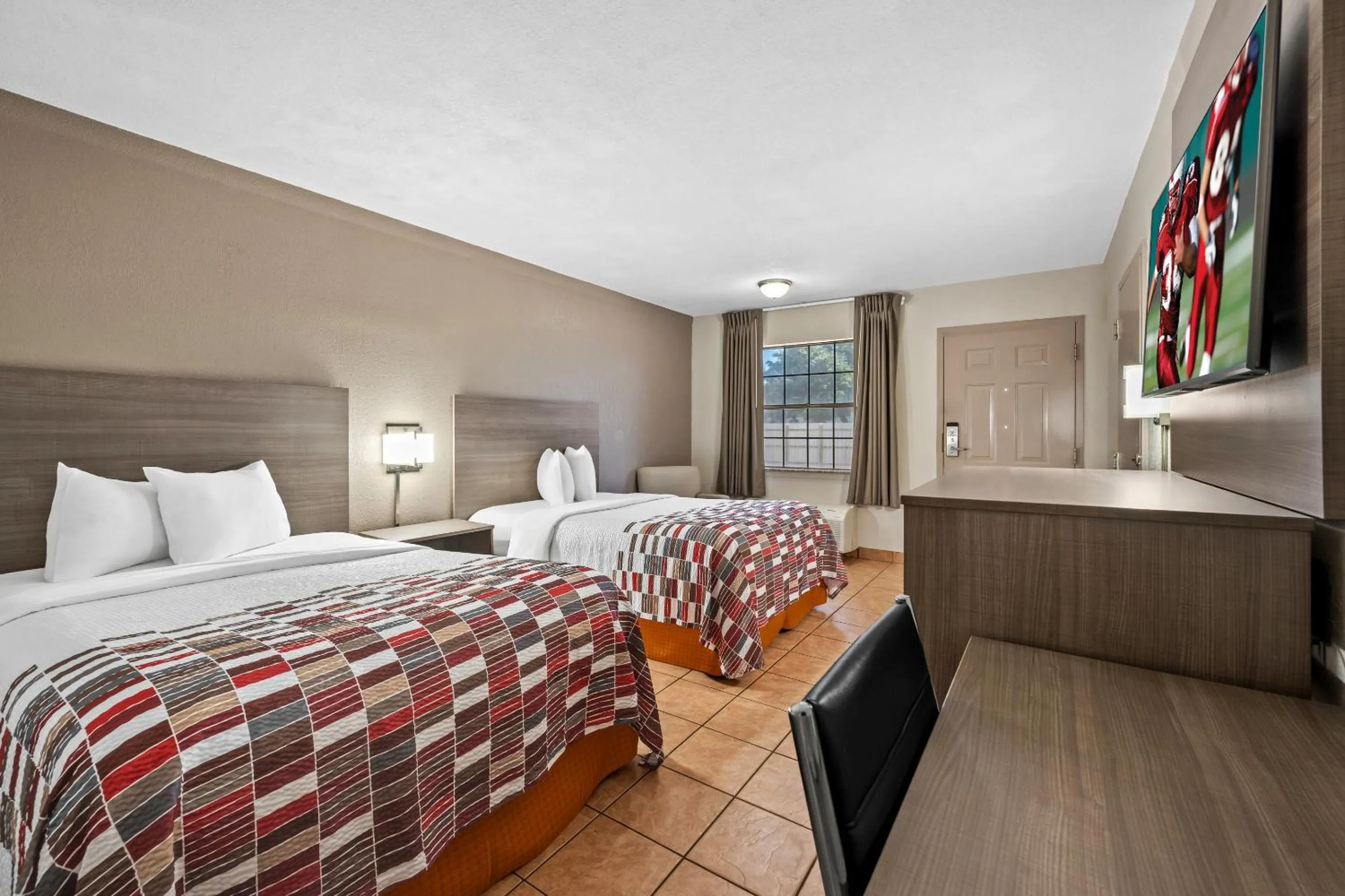 Photo of the whole room, Bed in Red Roof Inn College Station