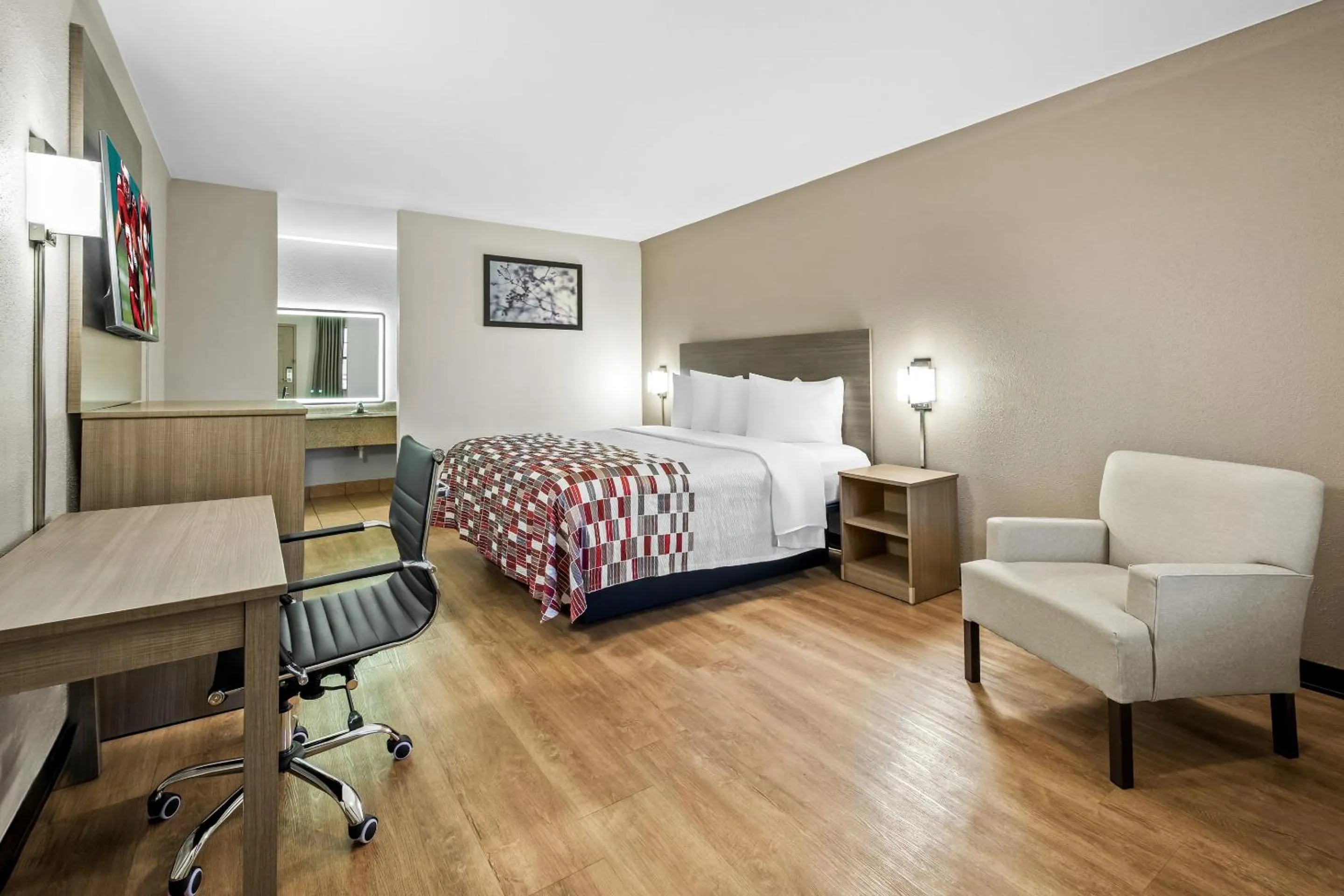 Photo of the whole room, Bed in Red Roof Inn College Station