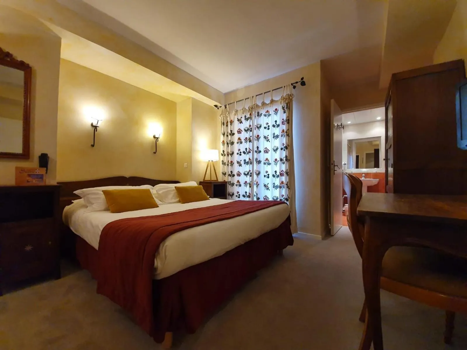 Photo of the whole room, Bed in Le Chalet Suisse