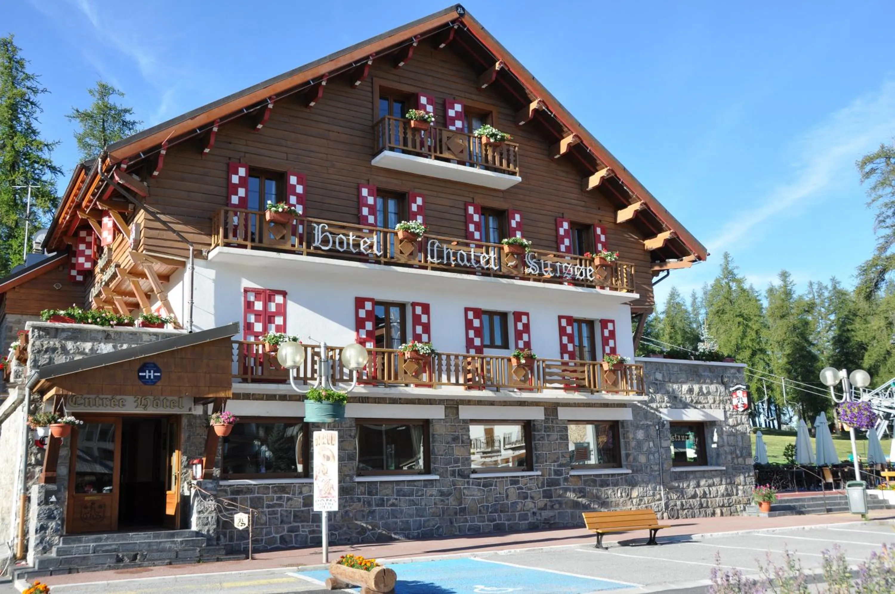 Facade/entrance in Le Chalet Suisse