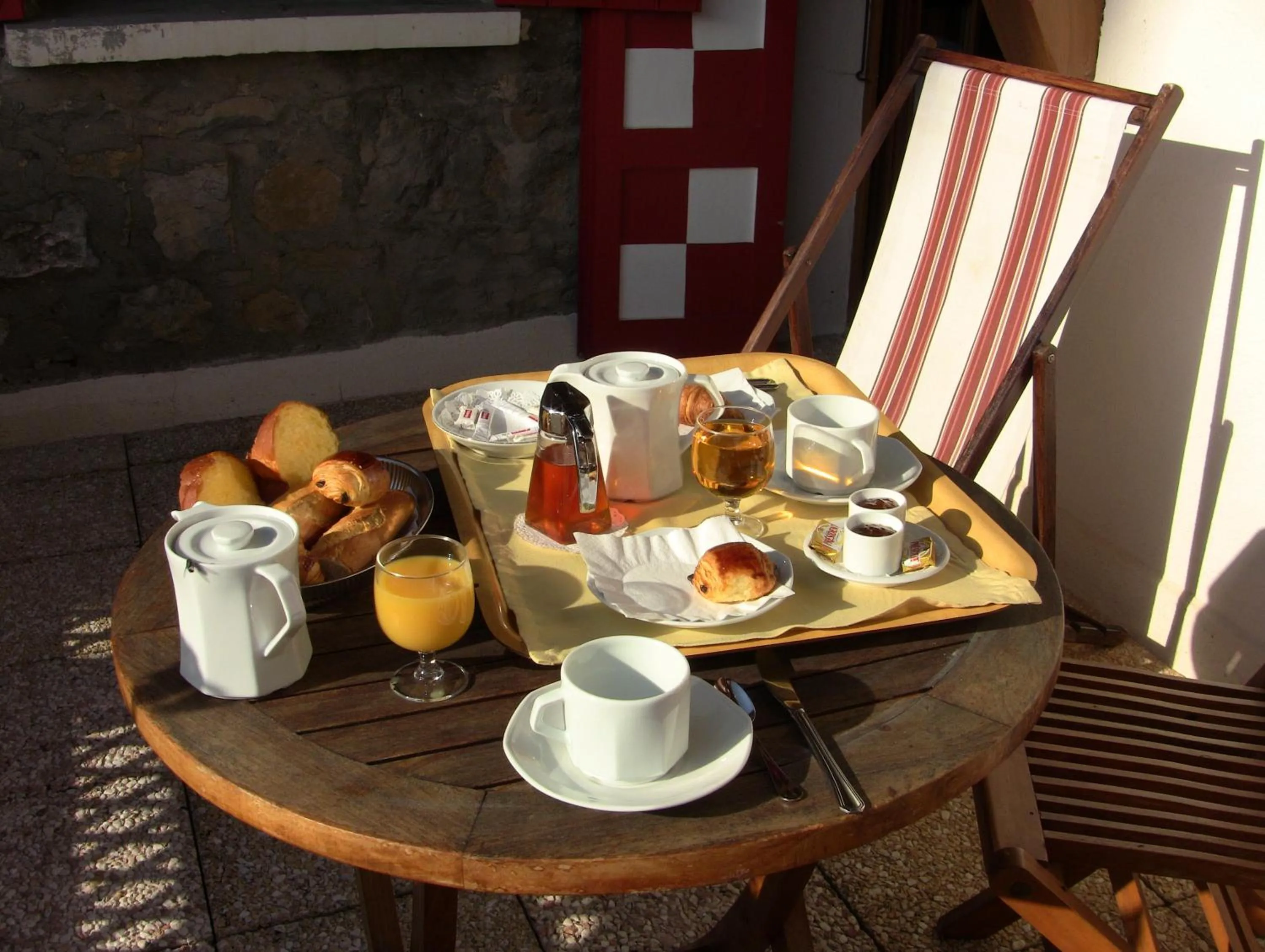Coffee/tea facilities in Le Chalet Suisse
