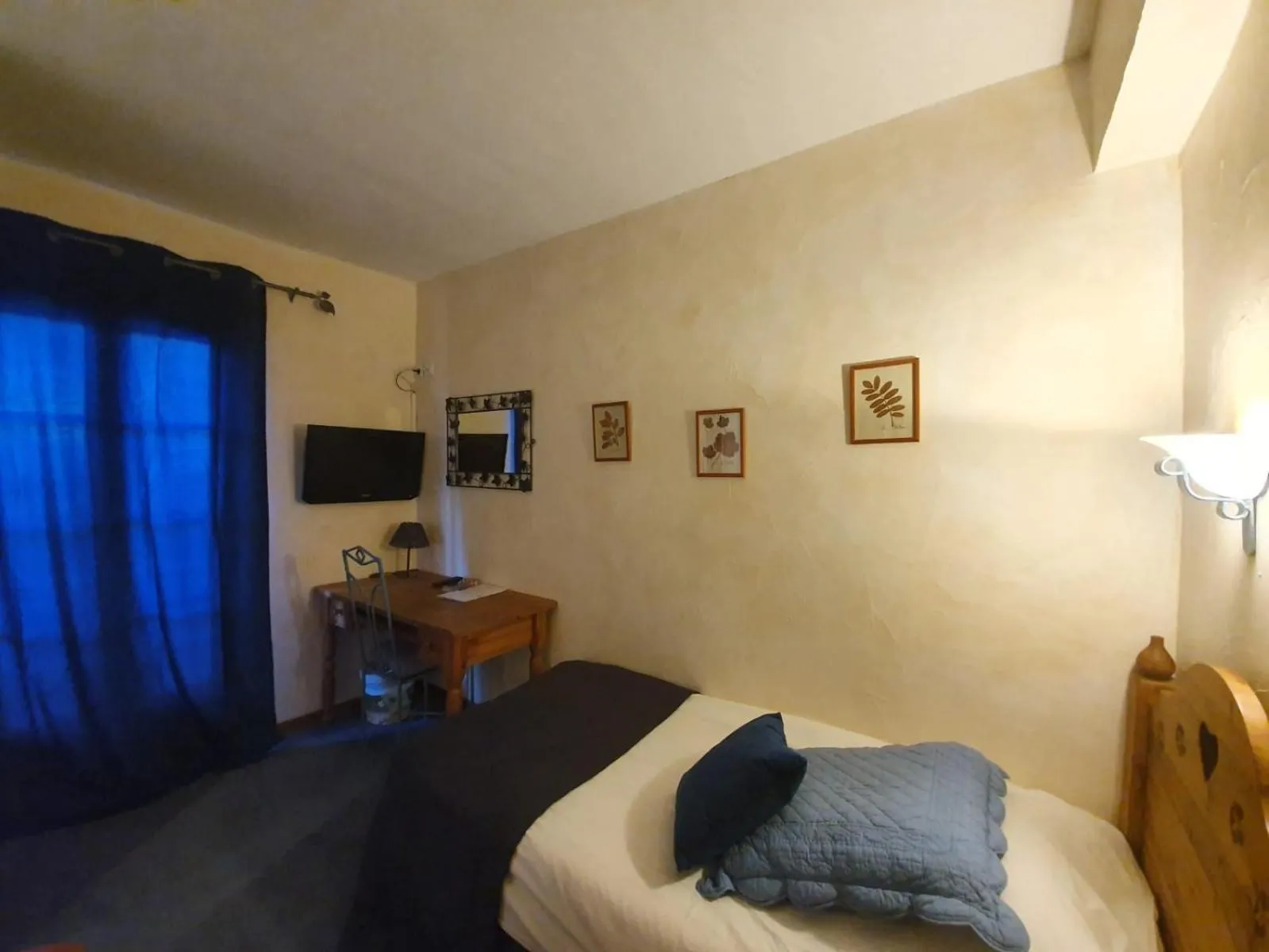 Bedroom, Bed in Le Chalet Suisse