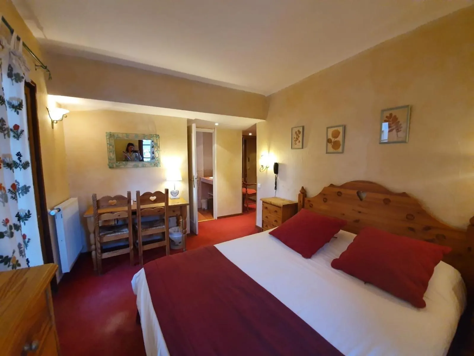 Bedroom, Bed in Le Chalet Suisse