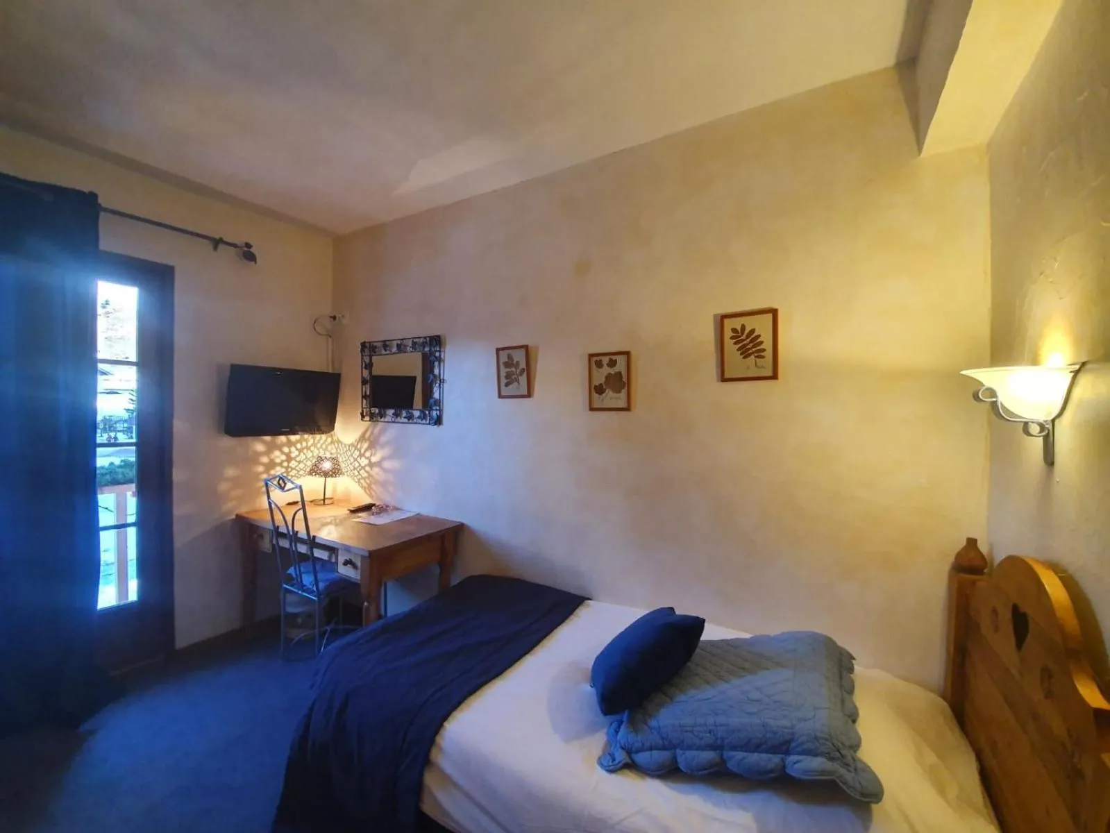 Bedroom, Bed in Le Chalet Suisse