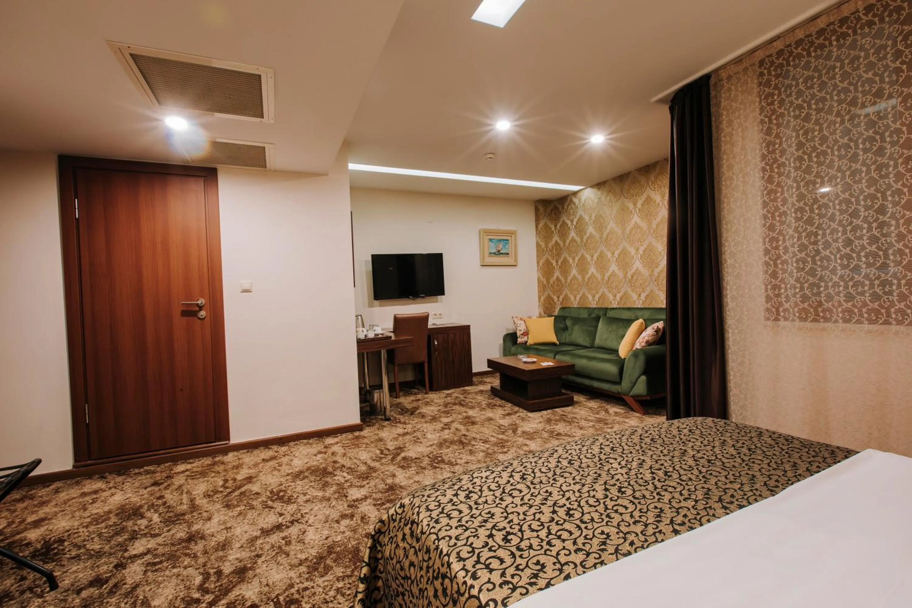 Bed, TV/Entertainment Center in TS Gold Otel
