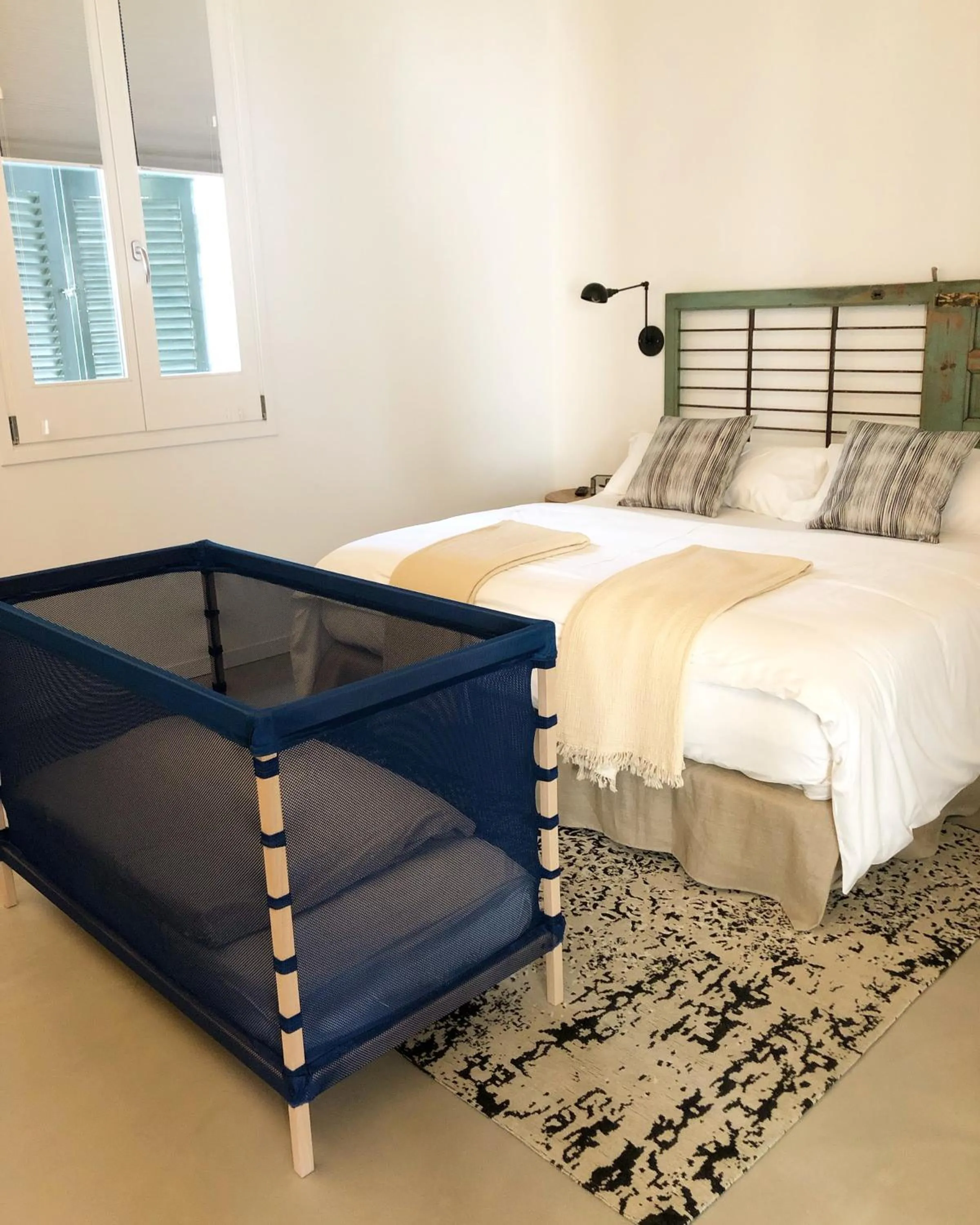 cot, Bed in Smoix hotel