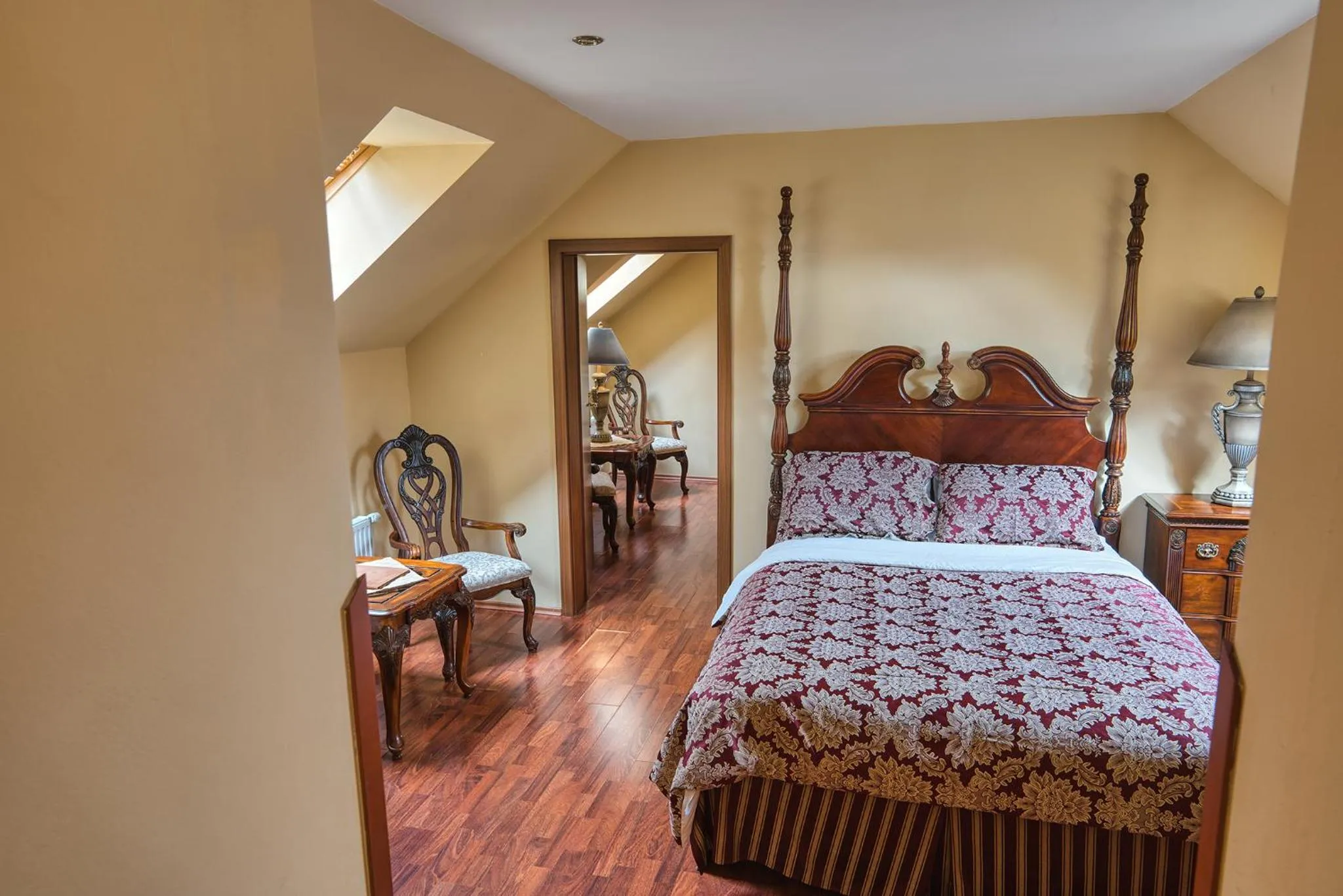 Photo of the whole room, Bed in Hotel Royal