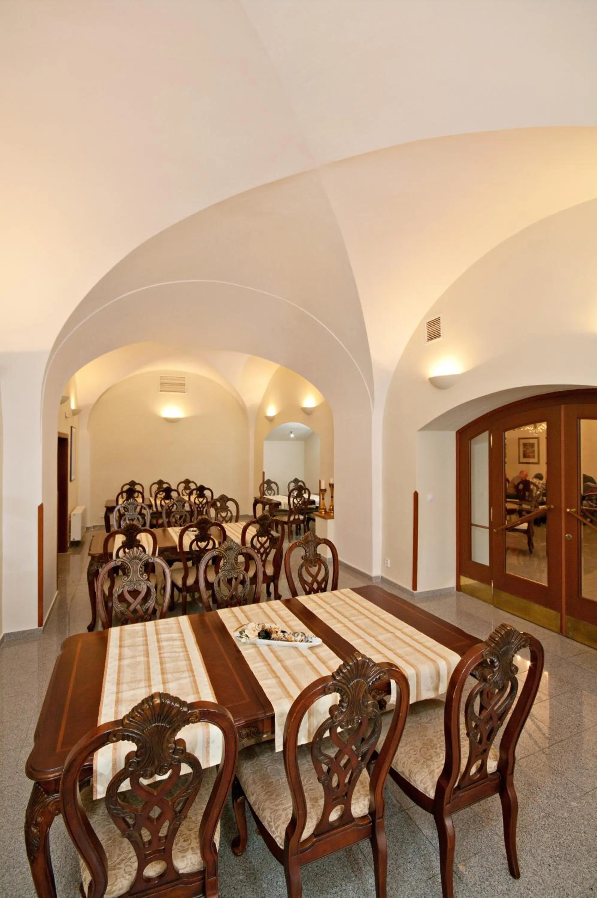 Restaurant/places to eat in Hotel Royal