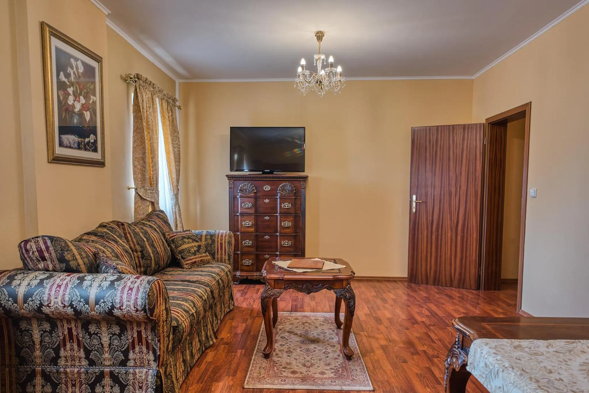 Communal lounge/ TV room in Hotel Royal