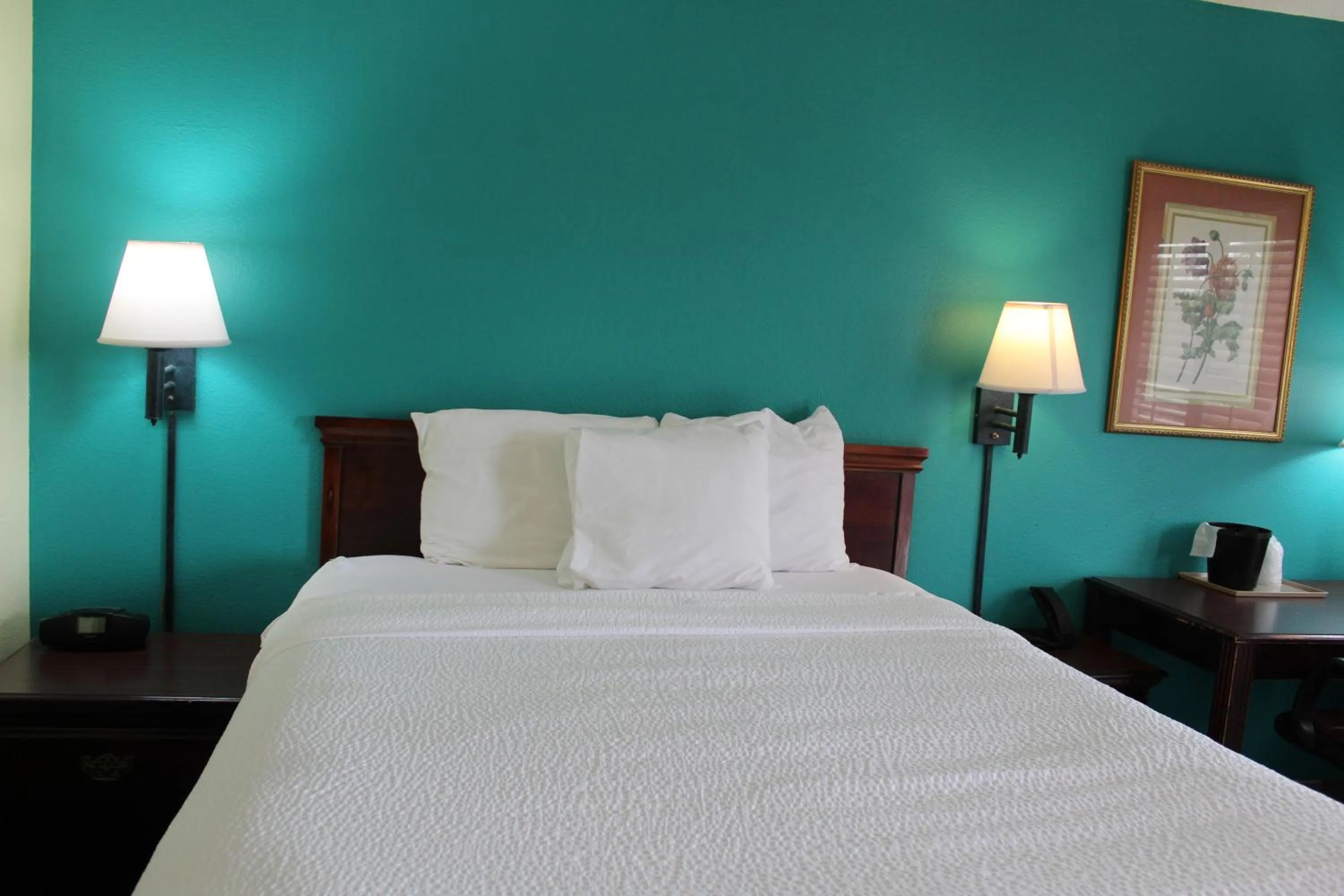 Bed in Days Inn by Wyndham Marianna