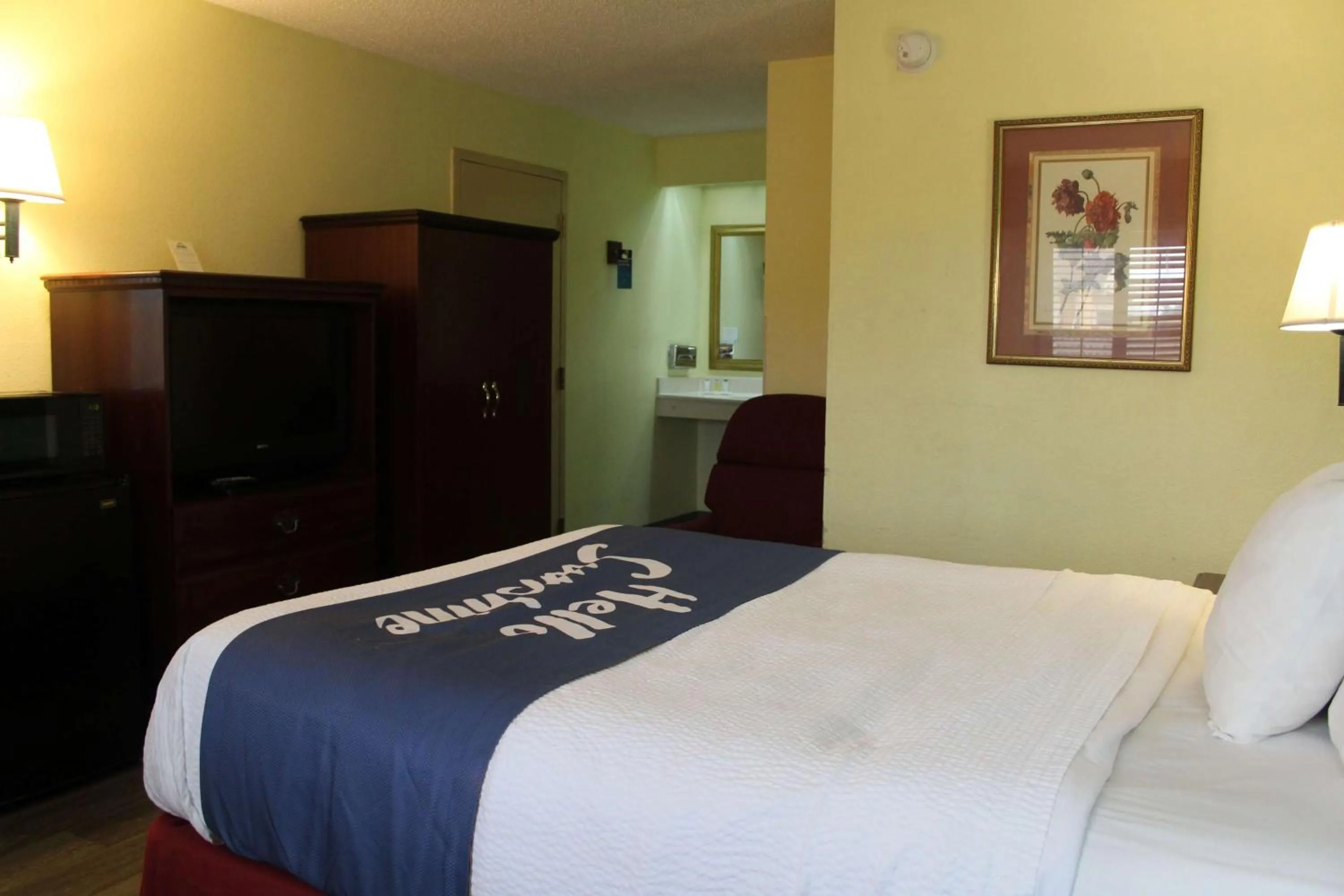 Photo of the whole room, Bed in Days Inn by Wyndham Marianna