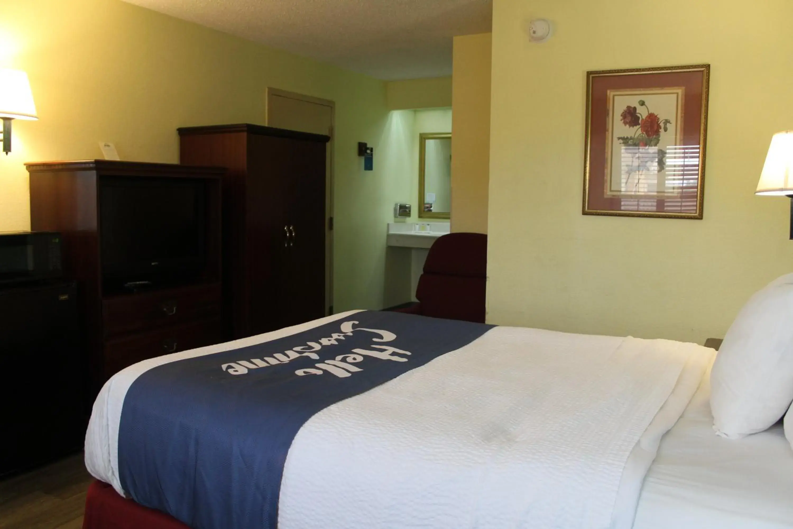 Queen Room with Bath Tub and Grab Bars - Mobility/Hearing Accessible - Non-Smoking in Days Inn by Wyndham Marianna Queen Room with Bath Tub and Grab Bars - Mobility/Hearing Accessible - Non-Smoking in Days Inn by Wyndham Marianna