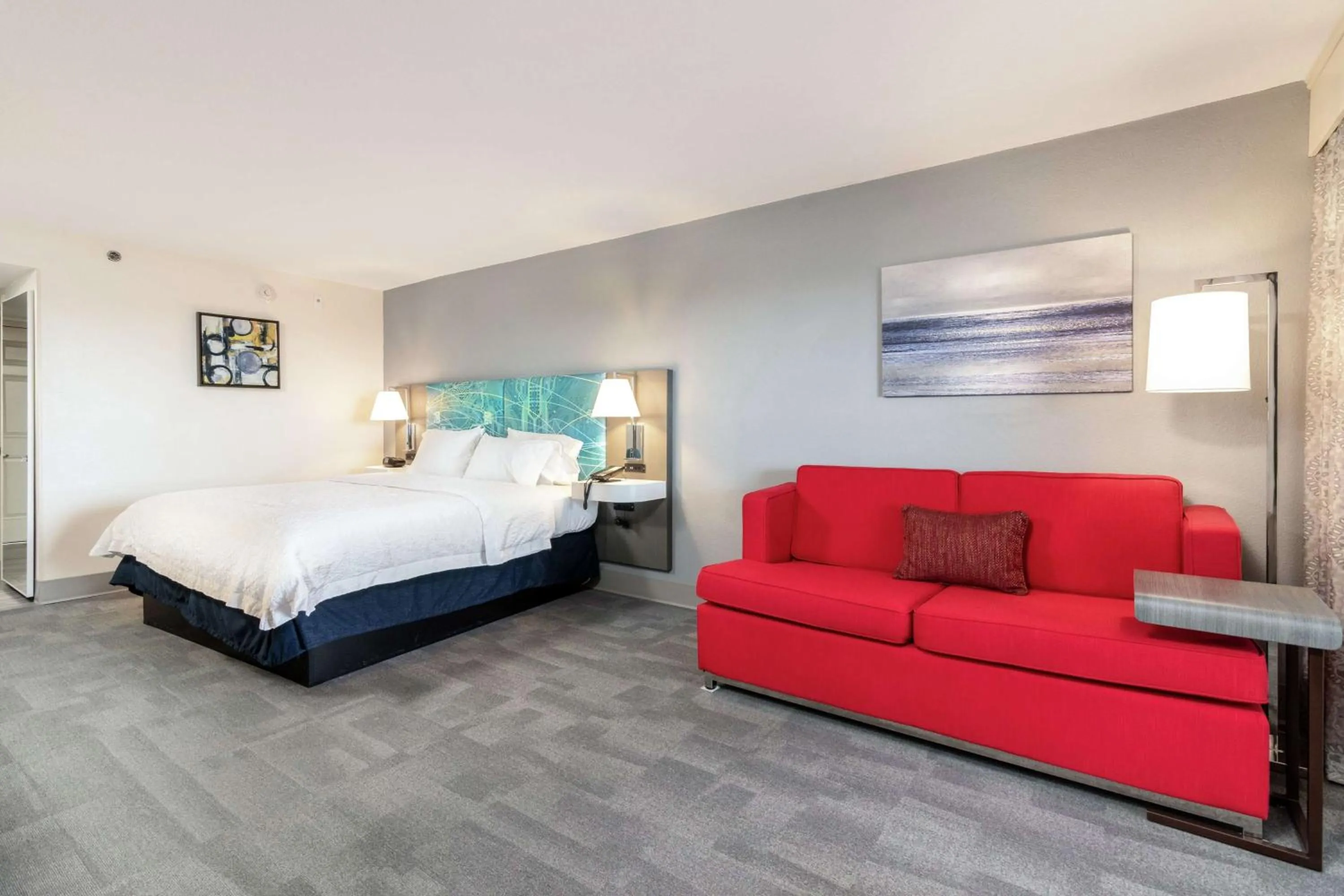 Living room, Bed in Hampton Inn Daytona Shores-Oceanfront