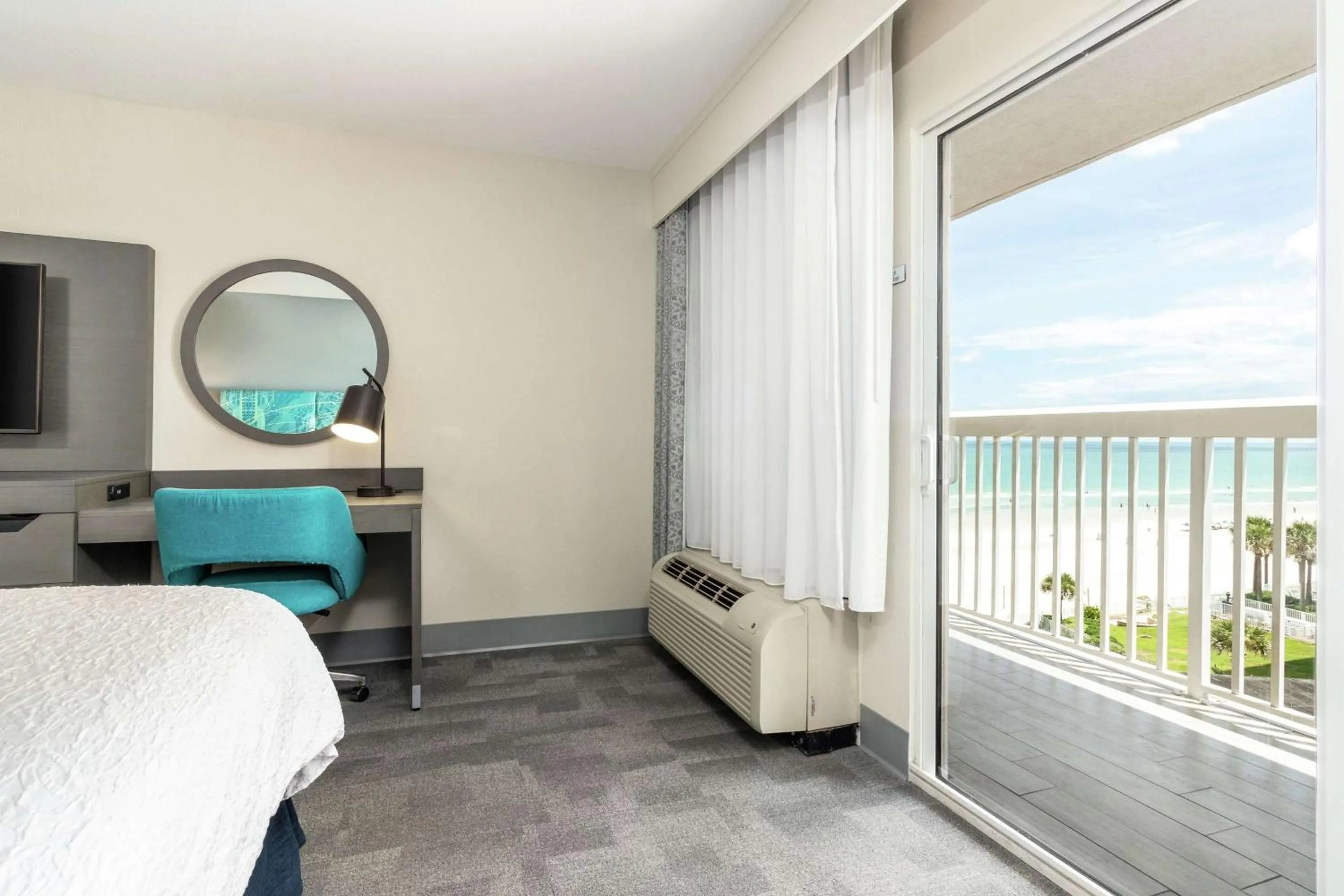Bedroom, Bed in Hampton Inn Daytona Shores-Oceanfront
