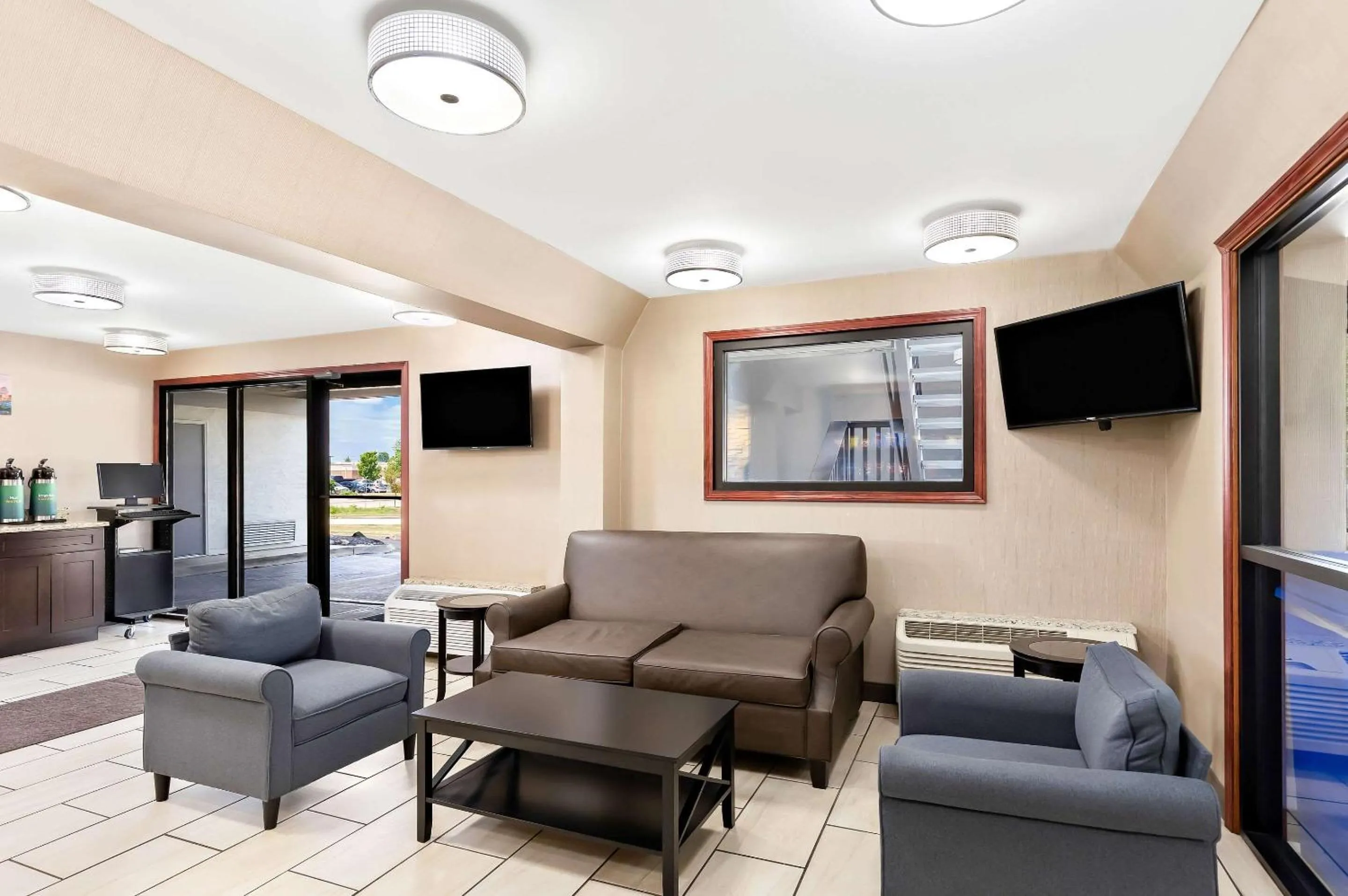 Lobby or reception in Quality Inn Middleburg Heights near Cleveland Airport