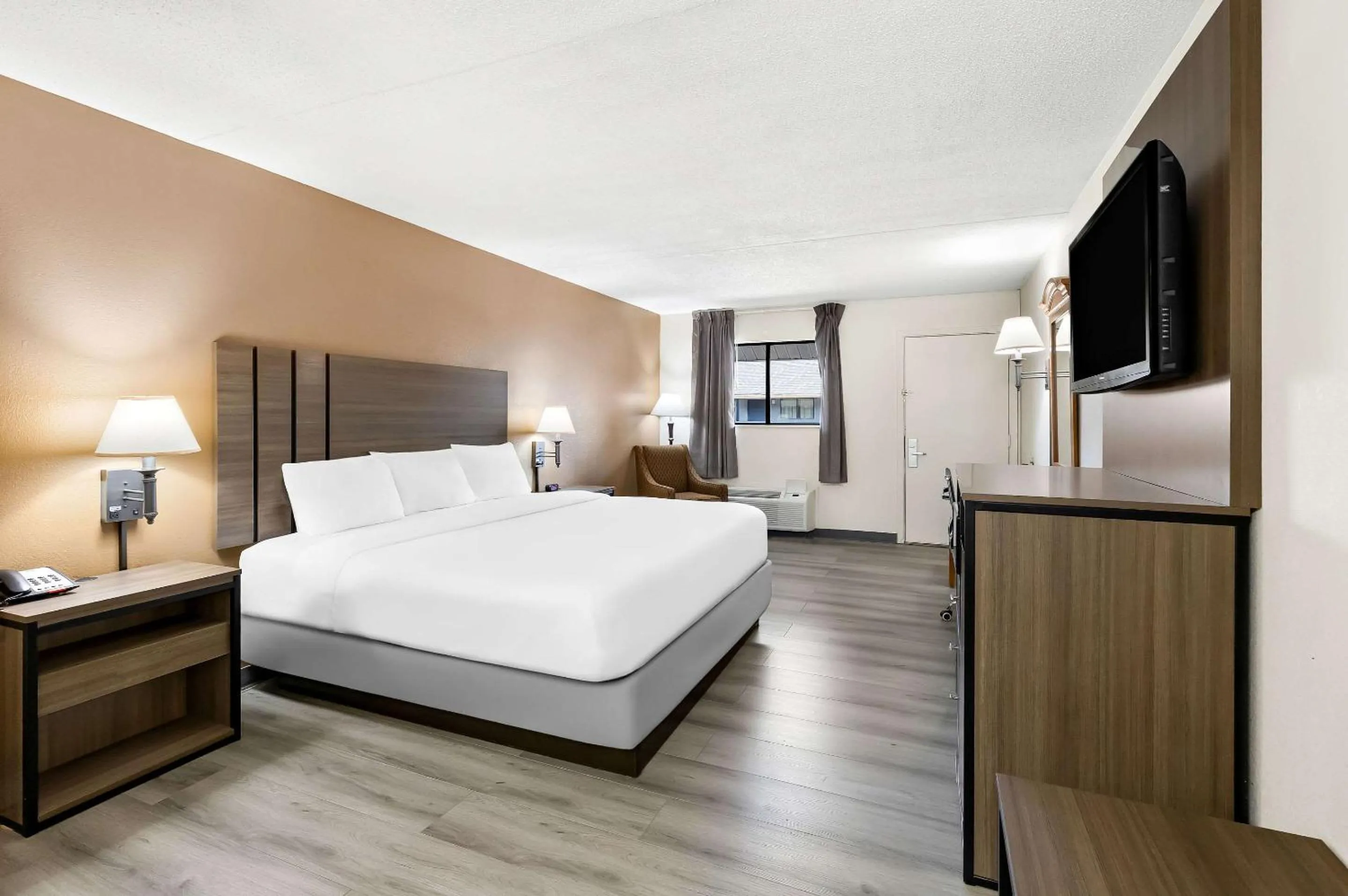 Bedroom, Bed in Quality Inn Middleburg Heights near Cleveland Airport