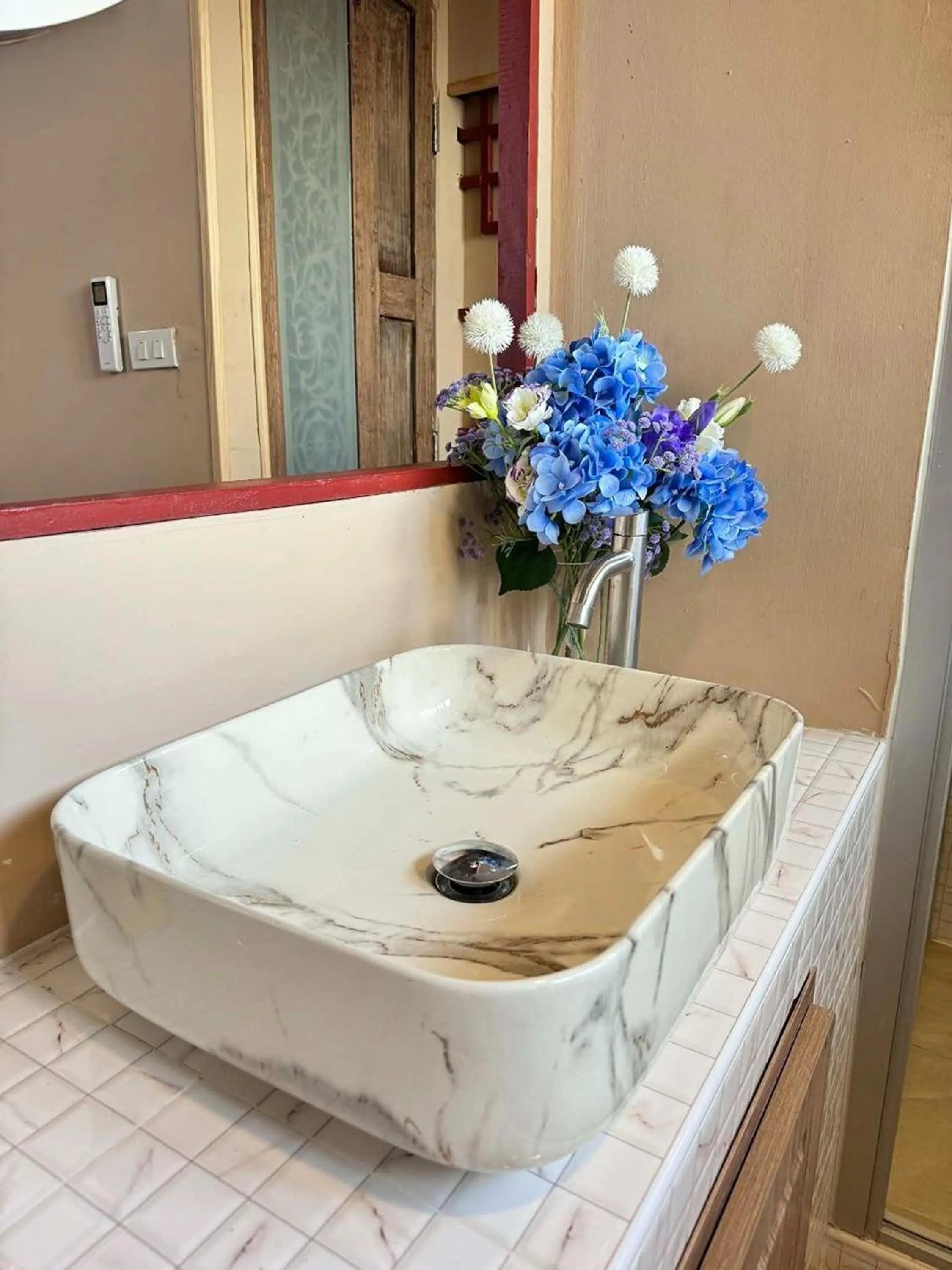 Bathroom in Blu Cabin Ari Stylish Gay Poshtel