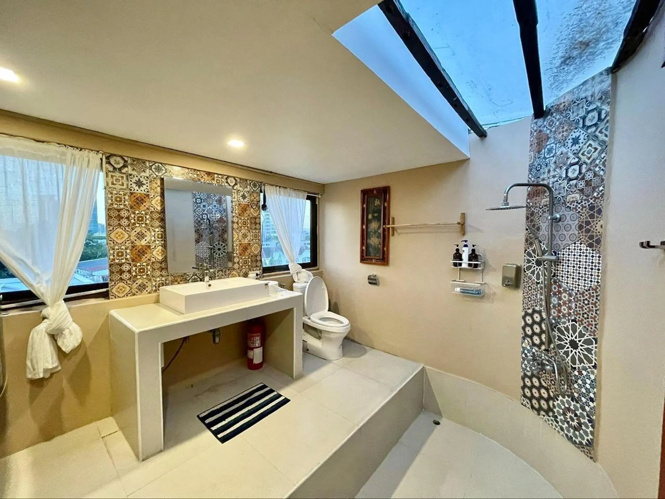 Bathroom in Blu Cabin Ari Stylish Gay Poshtel