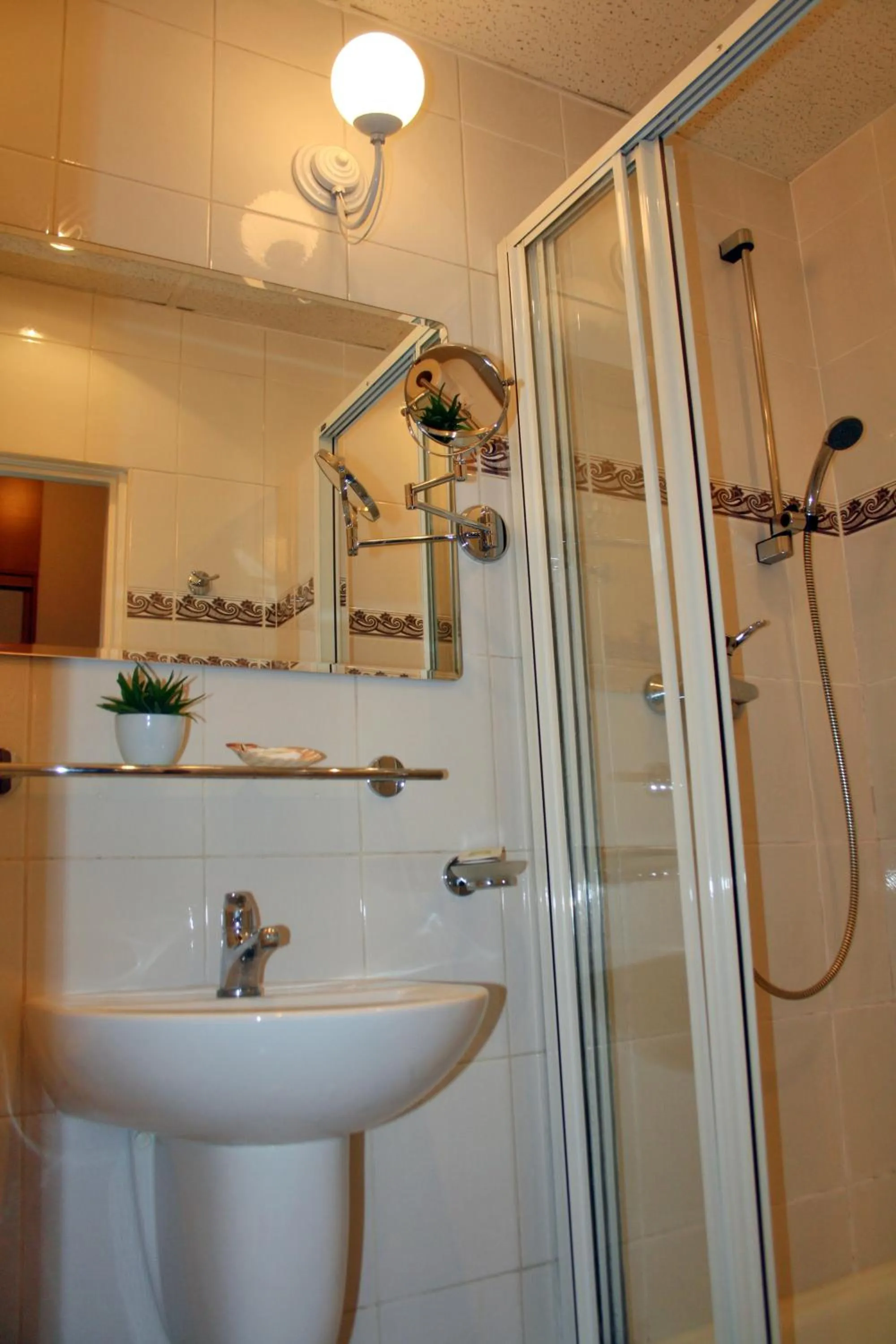 Bathroom in Hotel Logos