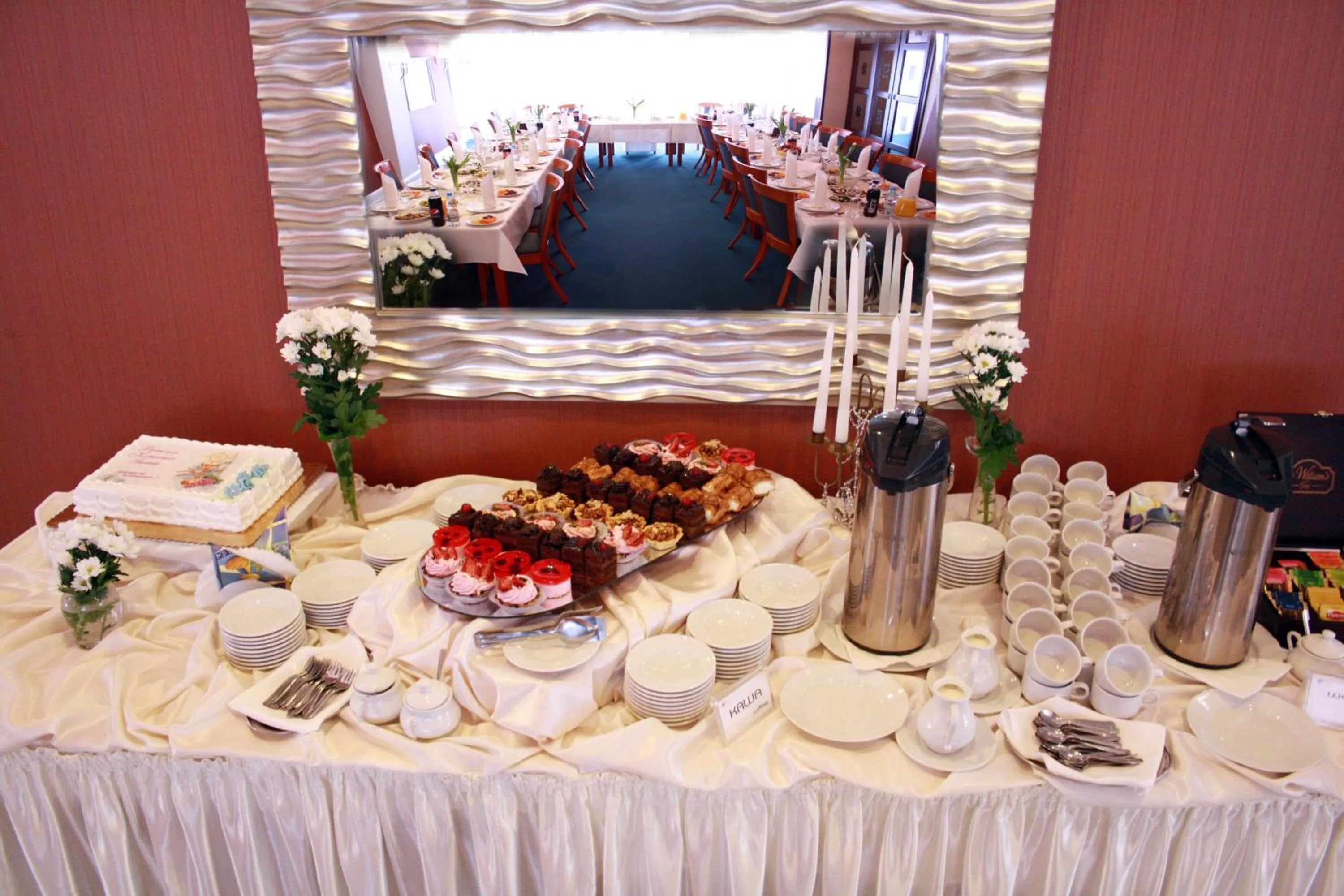 Restaurant/places to eat in Hotel Logos