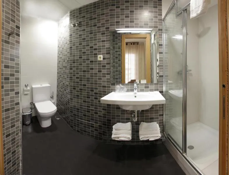 Bathroom in Hostal Falfes