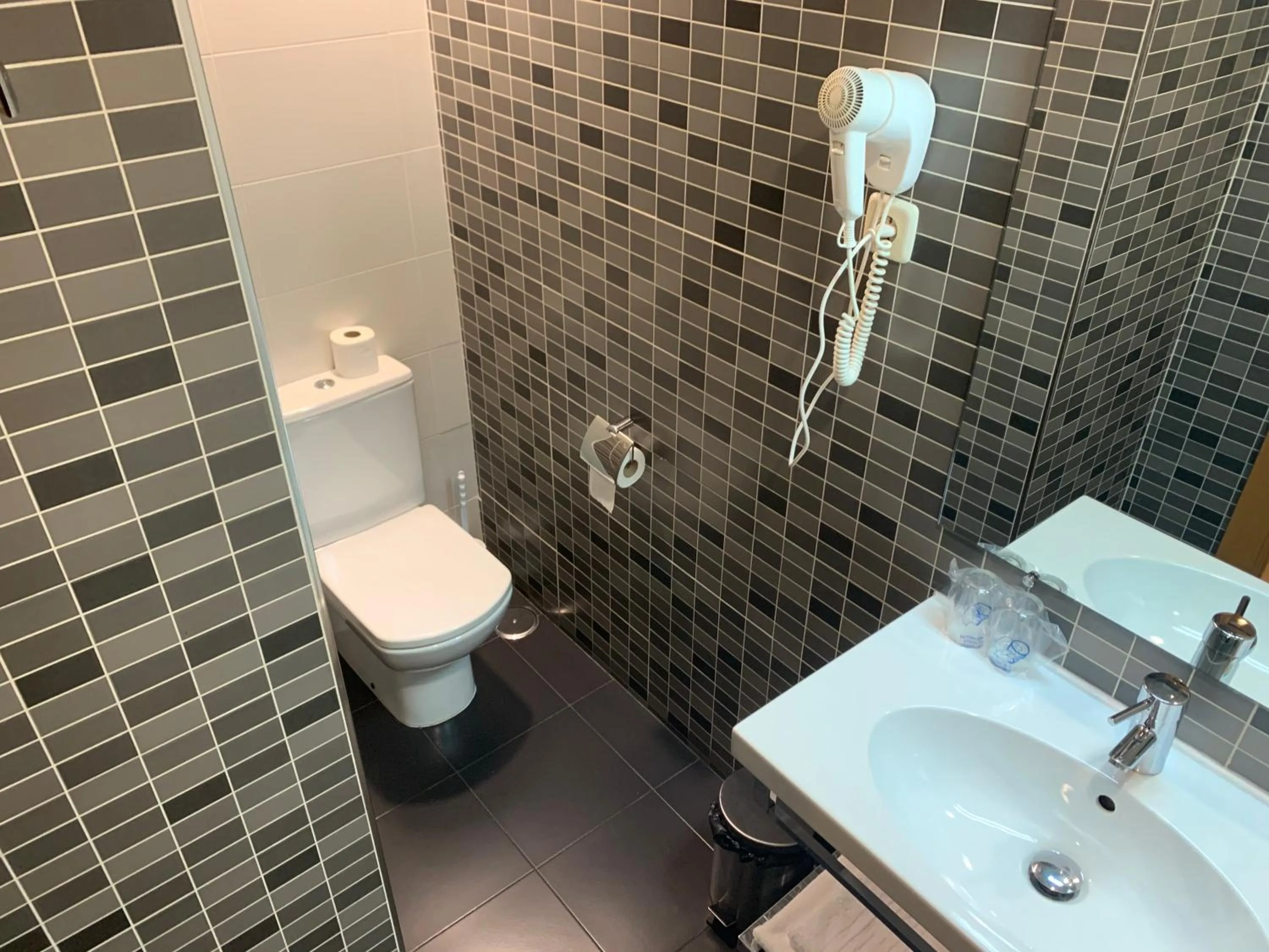 Bathroom in Hostal Falfes